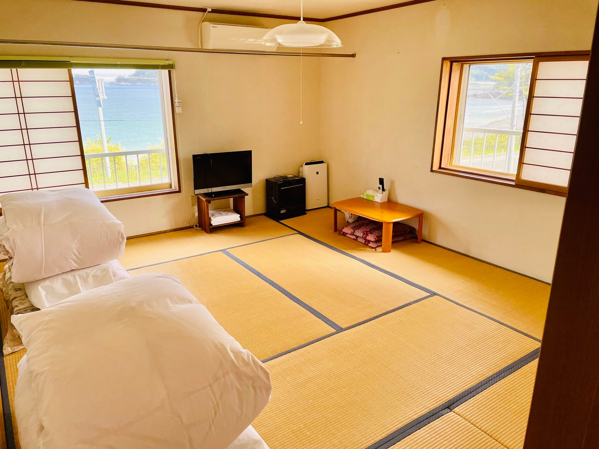 Japanese-style room with 10 tatami mats (for 3-4 people) with a view of Namiita Beach and the Sanriku Railway