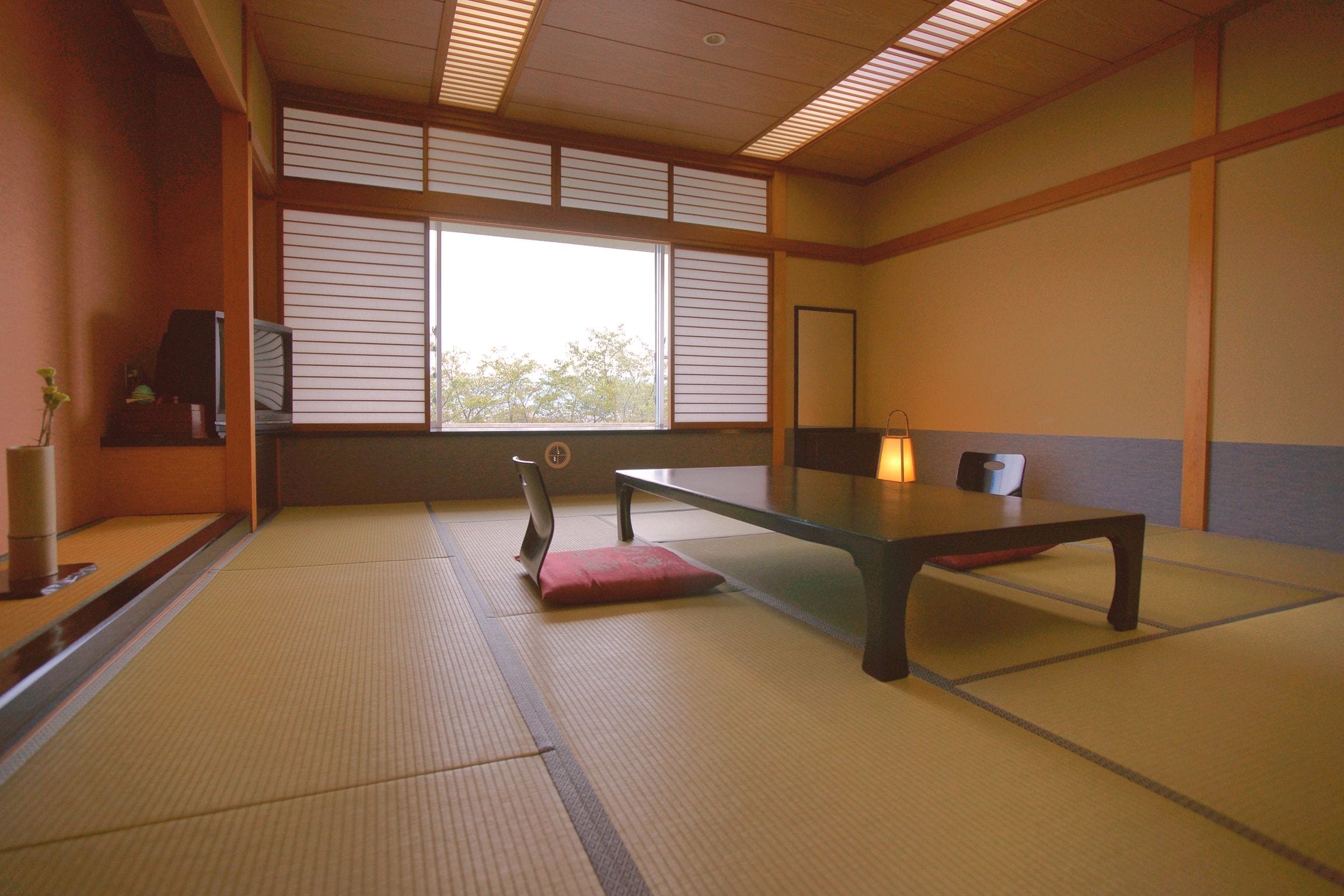 Please spend a relaxing time in a spacious room.
