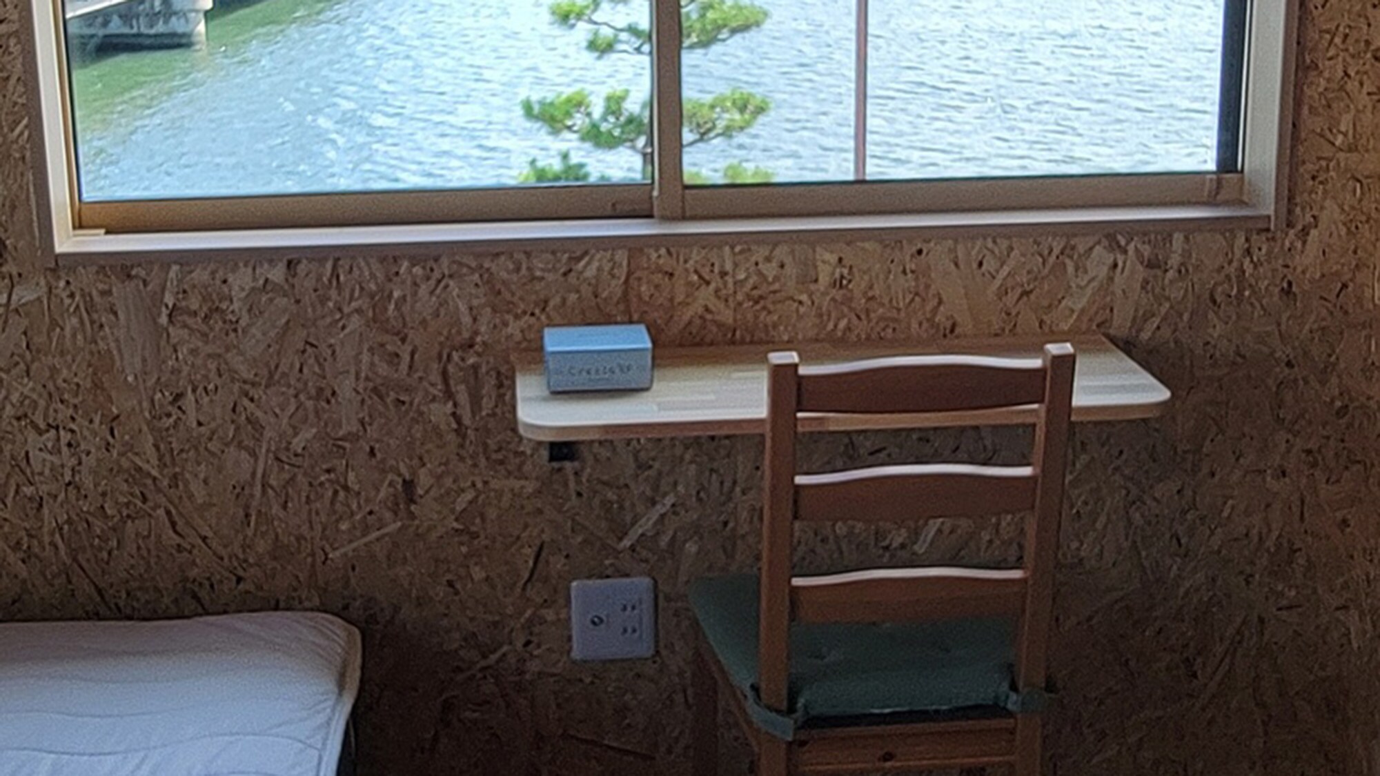 ・[雙人房] 另備有迷你書桌，可供您處理一些小事或用餐。