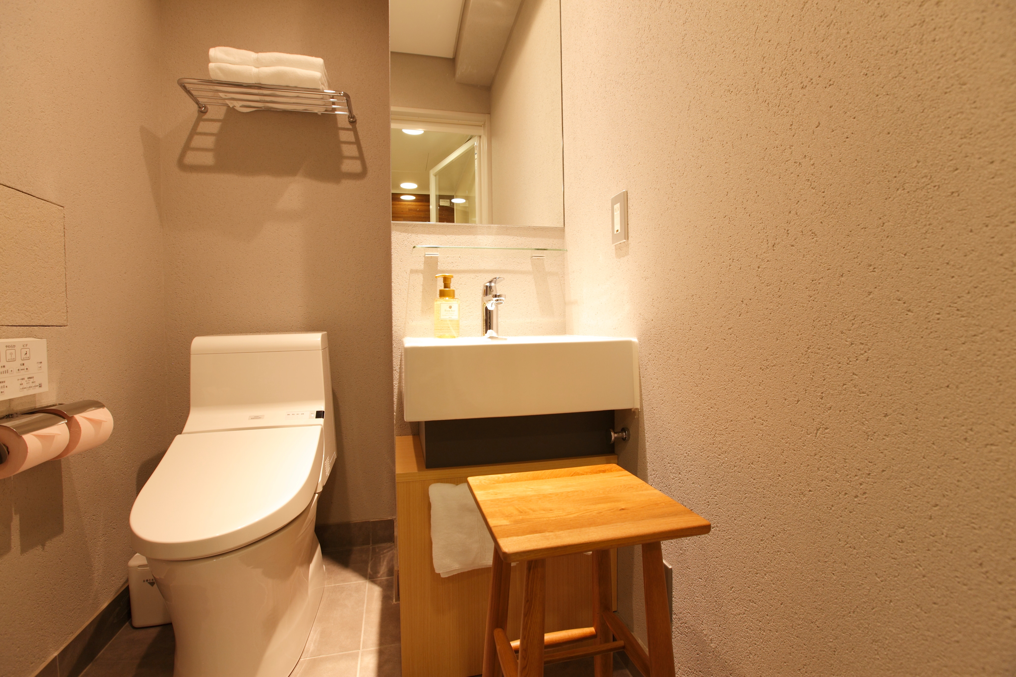 Powder room (twin, standard king)