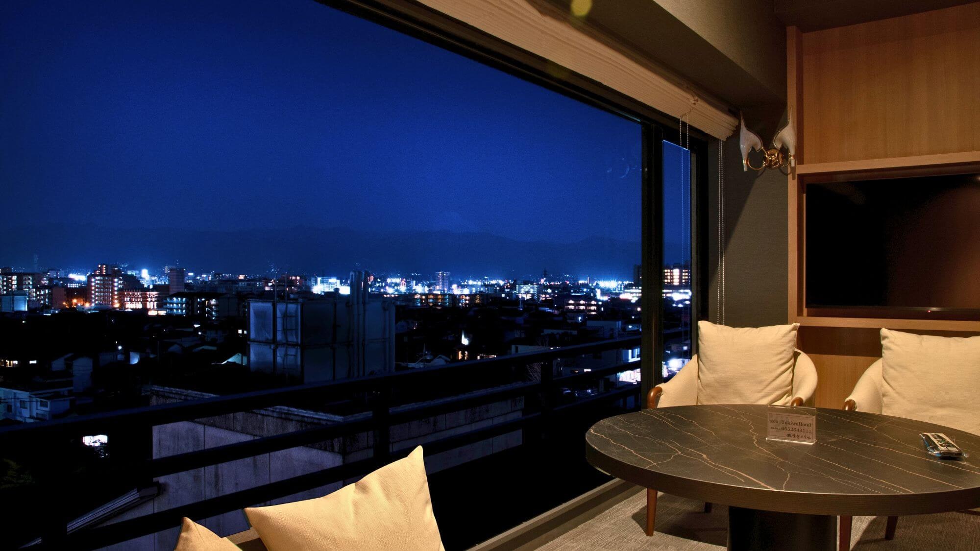 [West Wing top floor semi-suite] A semi-suite on the corner of the top floor. The night view is the best in the hotel.