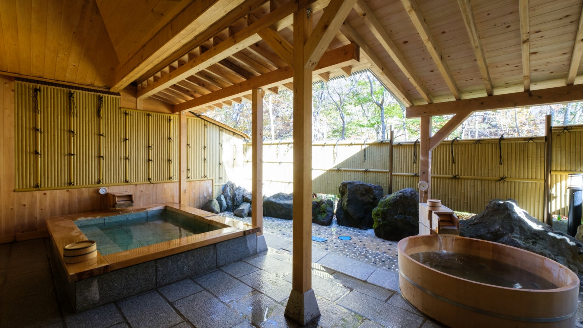 The open-air bath is covered, so you can enjoy the scenery even on rainy days.
