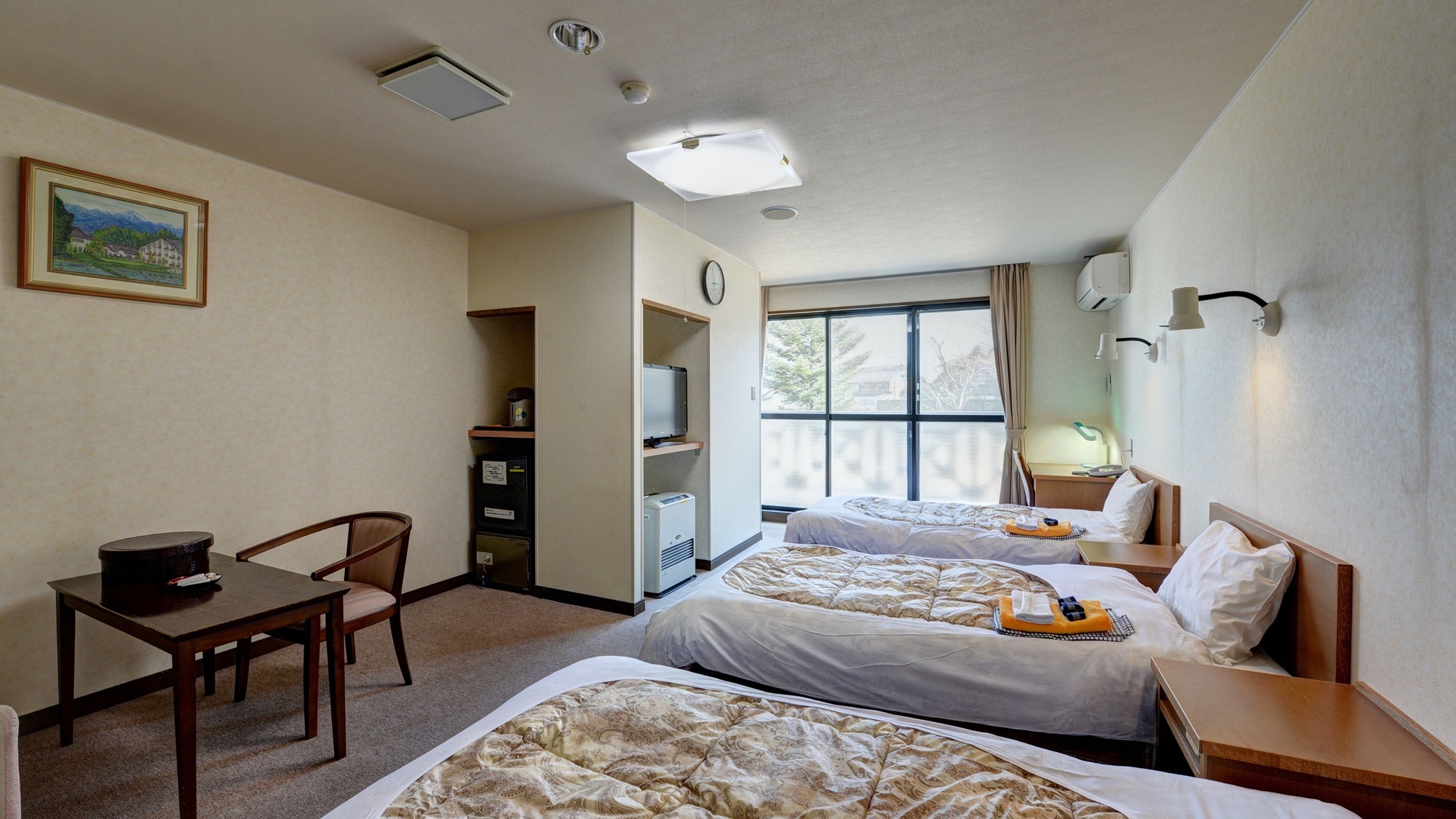 *[1st floor triple room] There is a table and sofa so you can use it spaciously.