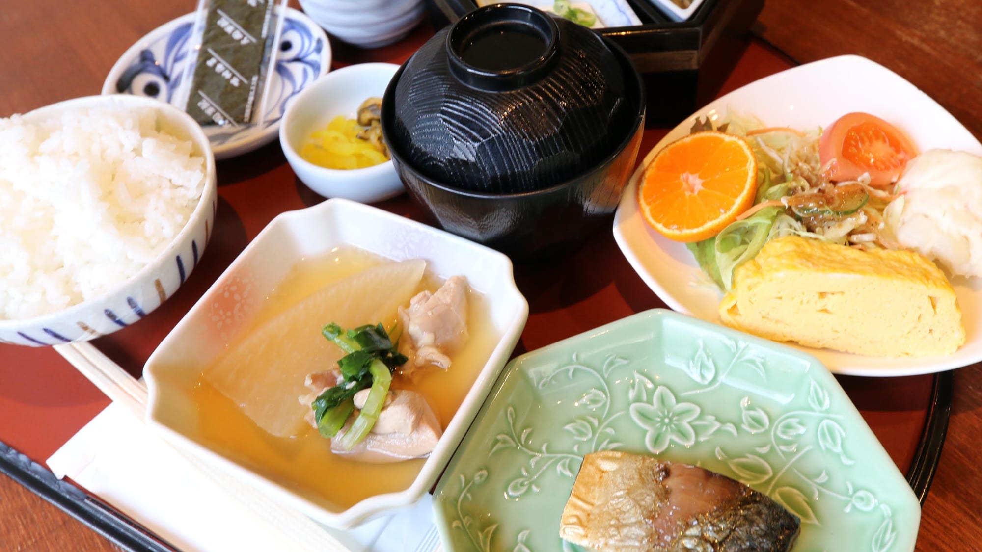 [Breakfast: Japanese food] At Sunrise Inn, you can choose between Japanese and Western food for breakfast.