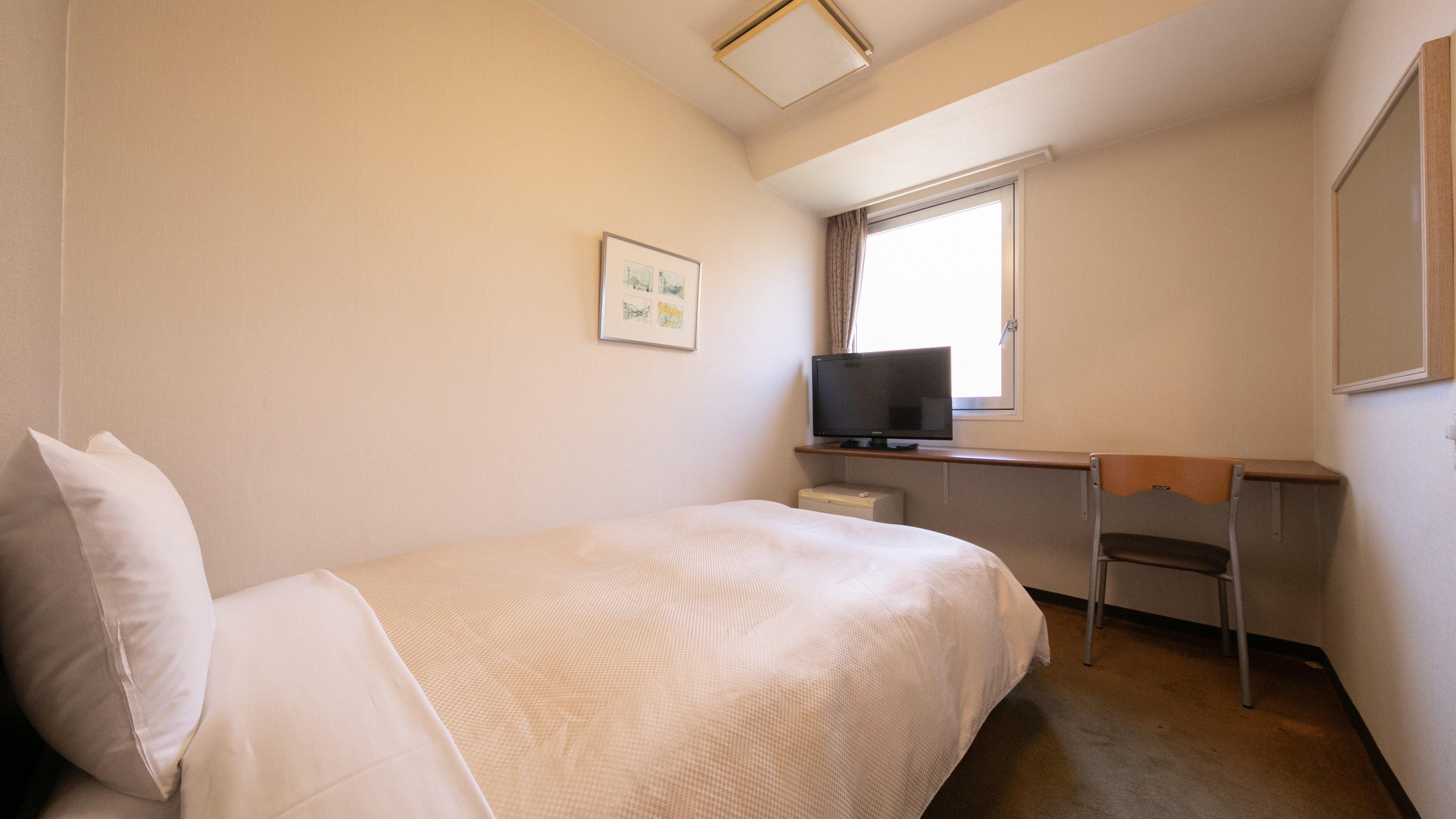 [Semi-double] A room with 12 square meters and a bed width of 120 cm. It can also be used by couples and guests with children.