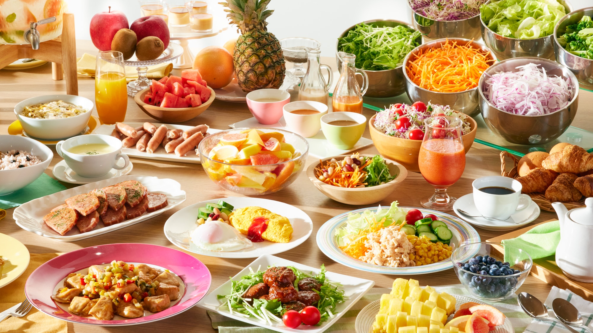 Ada lebih dari 30 jenis hidangan yang tersedia, termasuk hidangan telur yang dimasak tepat di depan Anda, menu yang menggunakan bahan-bahan lokal, dan menu yang diawasi oleh ahli diet terdaftar.