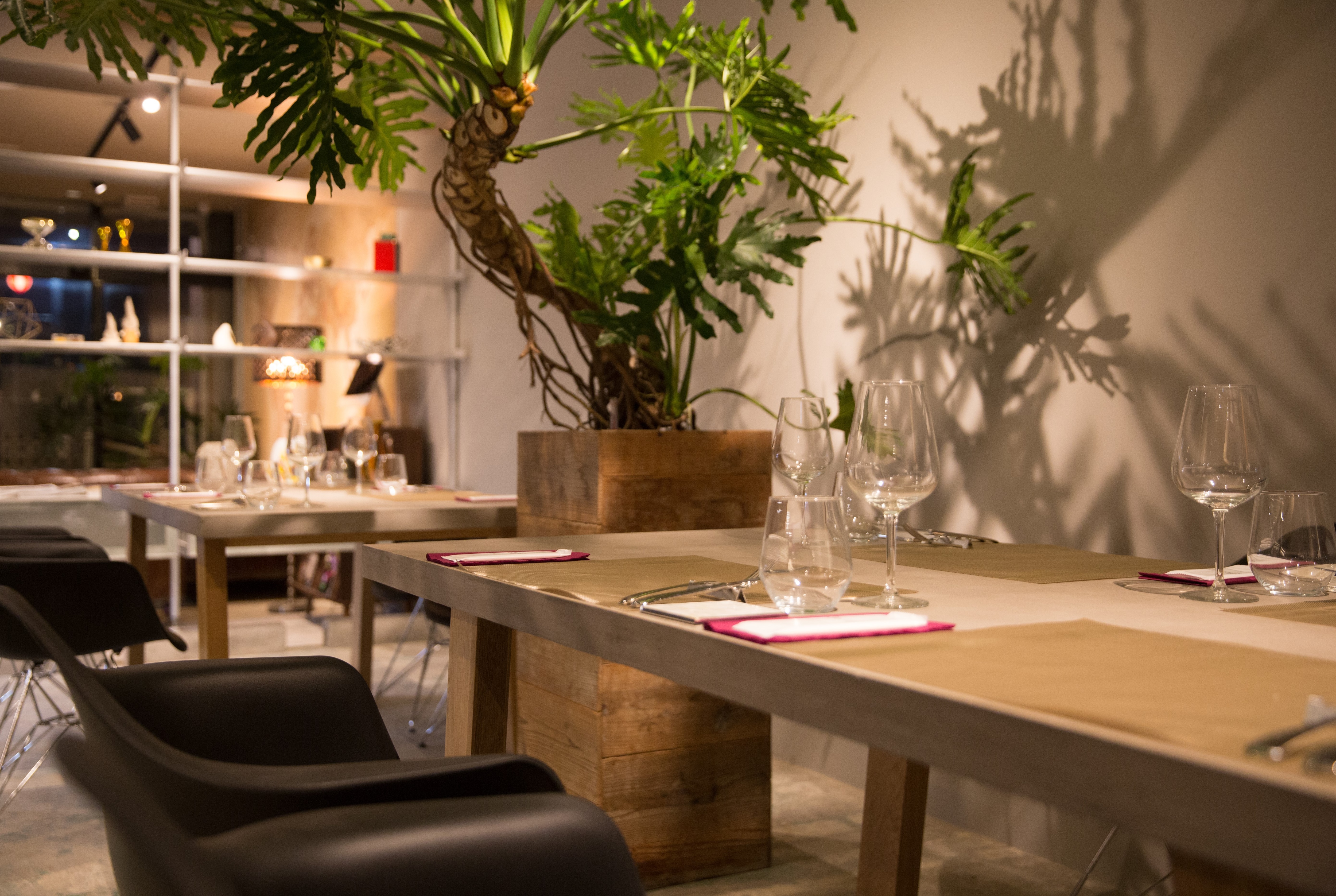 Supper is open from 18:00, from appetizers, meat and fish dishes to desserts