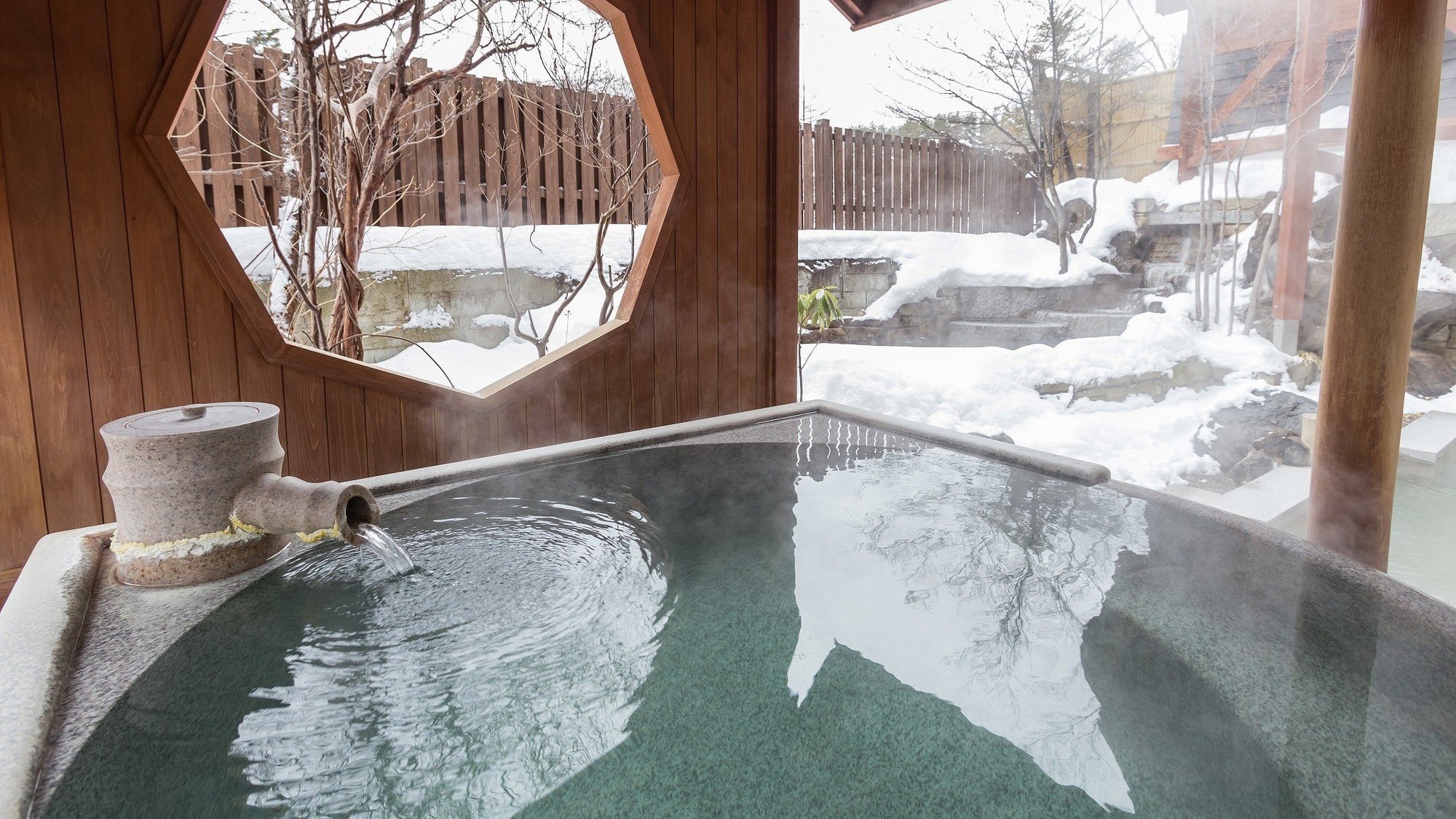 The winter scenery of Kusatsu is from December to March. Please enjoy the open-air bath in the snow.