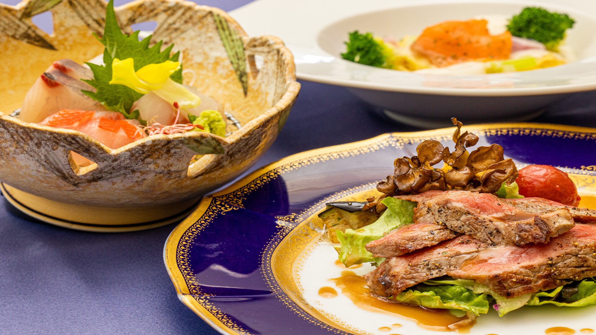 Một loạt các món ăn Nhật Bản và phương Tây được lựa chọn cẩn thận