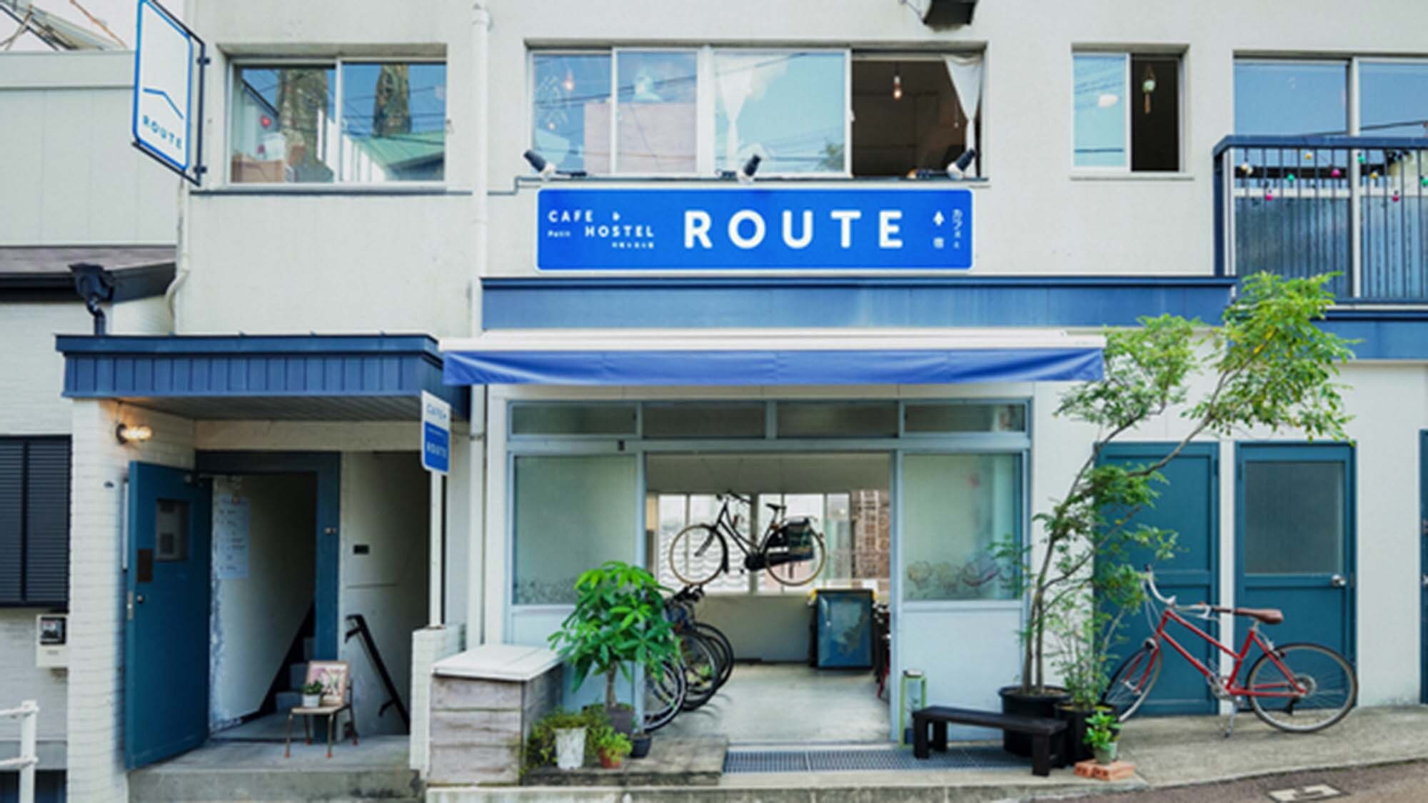 ・ [Appearance] A short walk from Nagasaki Station up the slope. The blue sign is a landmark