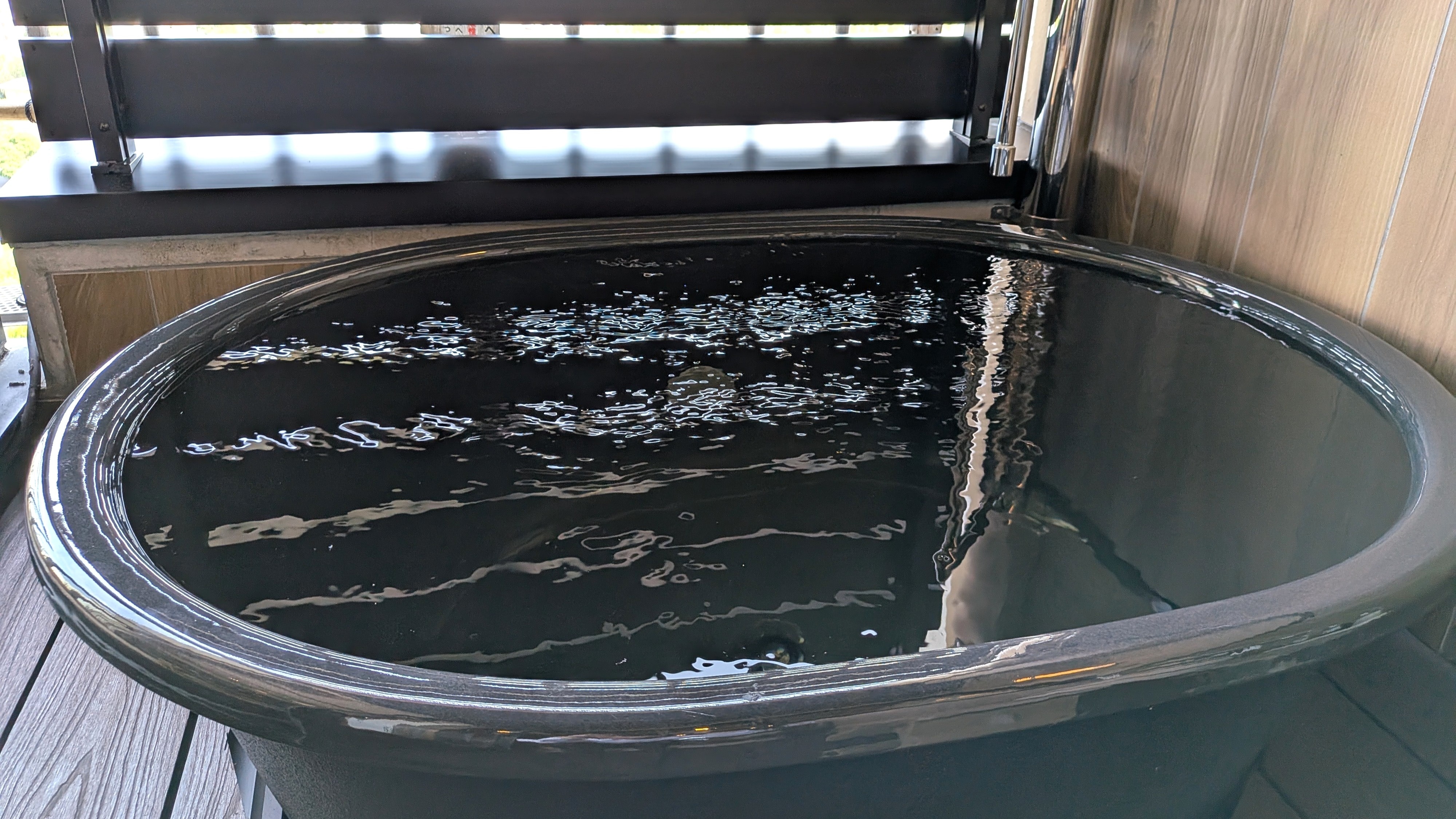 We've replaced our old bathtub with the "Yamato" cast iron enamel bathtub, which boasts a soft feel and excellent heat retention.