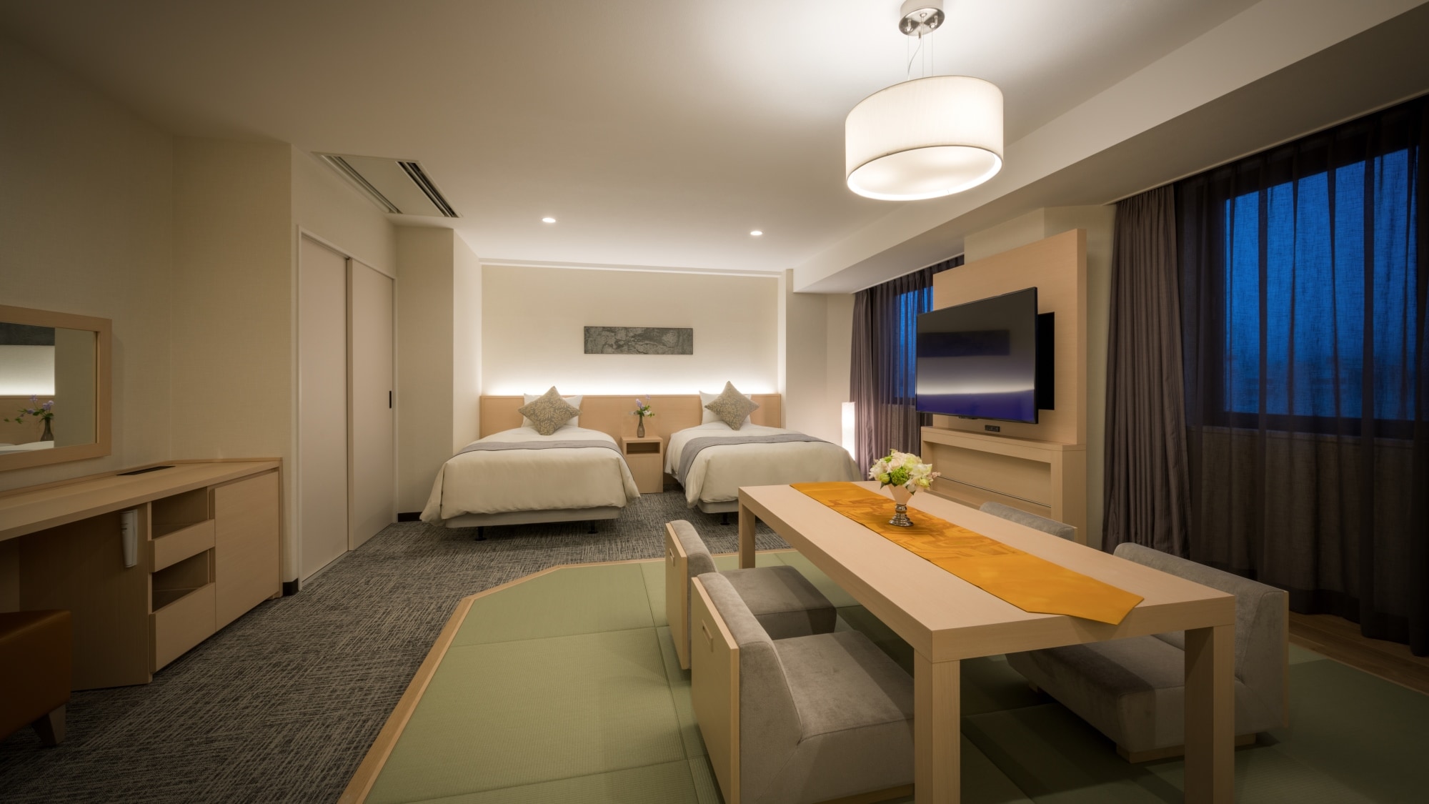 [Direnovasi tahun 2018 Kamar bergaya Jepang-Barat] Kamar bergaya Barat dengan dua tempat tidur dengan lebar 120 cm dan kamar khusus bergaya Jepang. Untuk hingga 4 orang