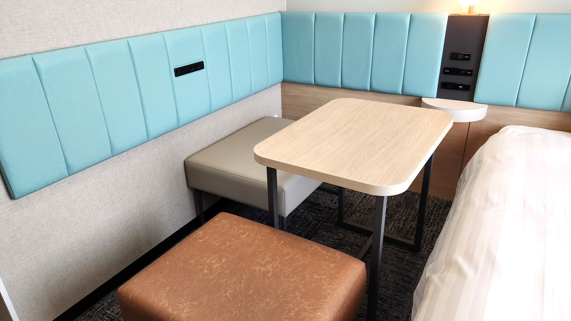 [Double Economy] The desk is movable.