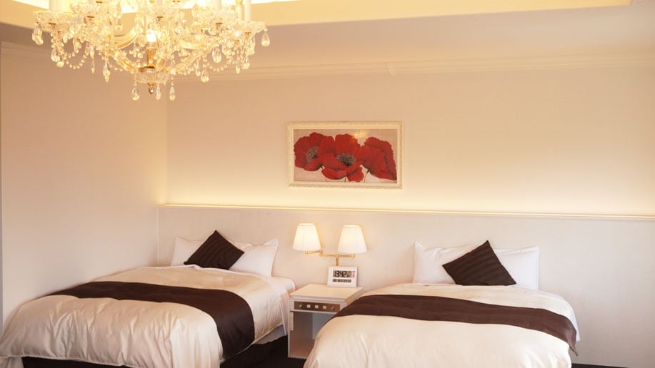 [Suite room] Accented with a chandelier!