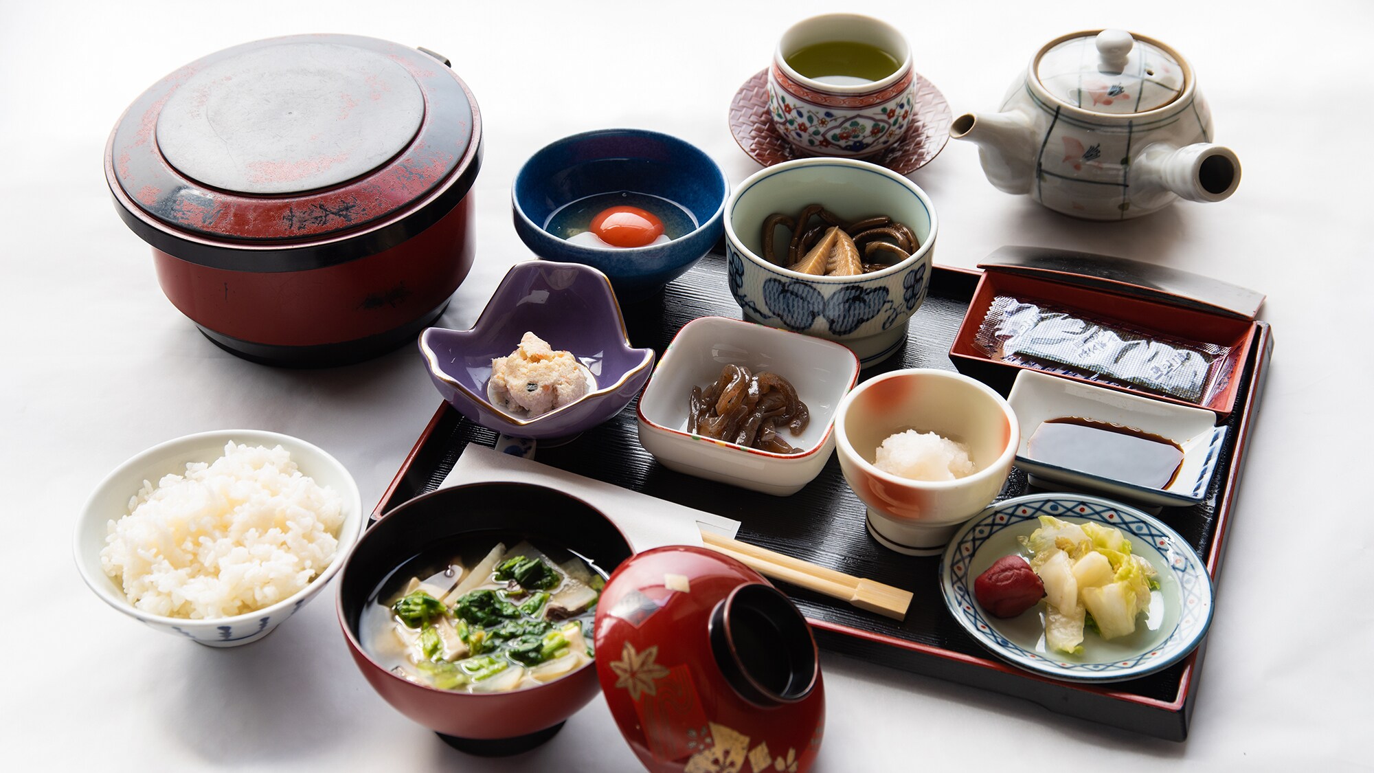 *[Breakfast] The main dish is rice with raw egg on top! This is a breakfast that you can only find at a ryokan.