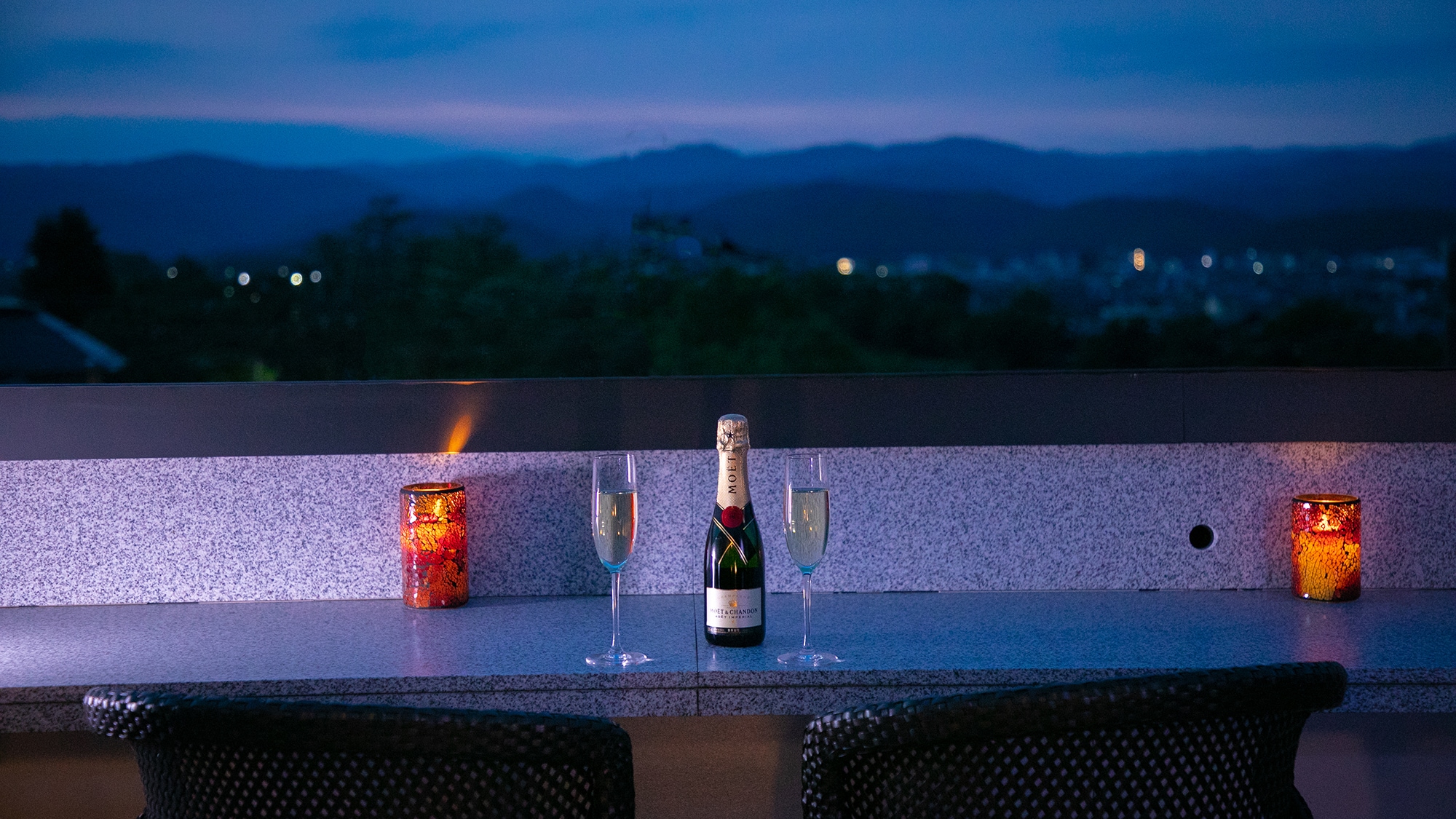 Teras Atap: Nikmati waktu yang berkesan bersama orang-orang terkasih.