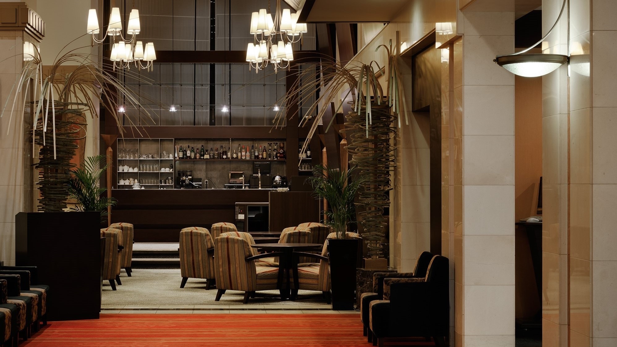 세련되고 차분한 분위기의 로비가 여러분을 맞이합니다.