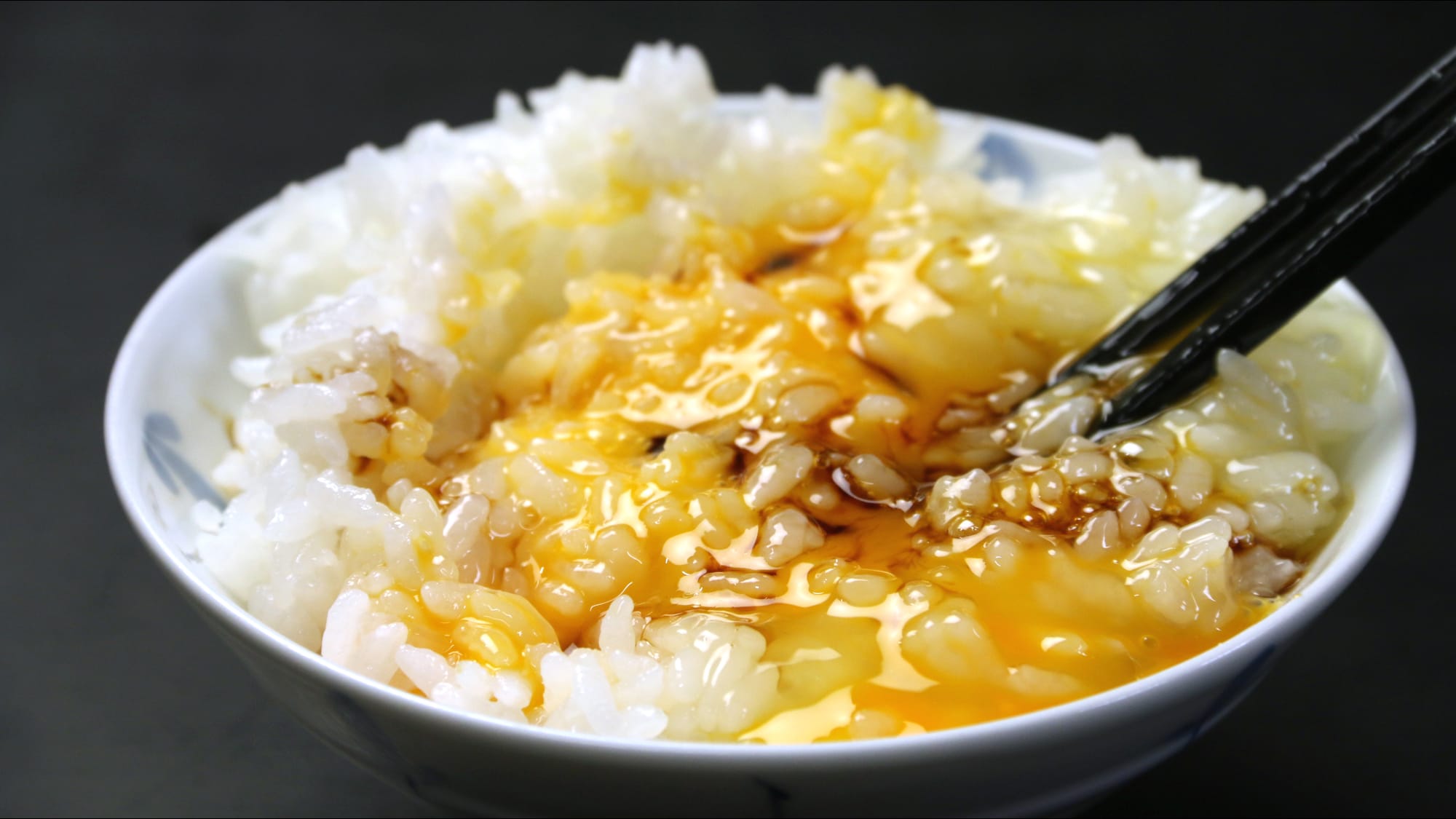 Untuk sarapan, kami menawarkan telur mentah yang lezat di atas nasi.