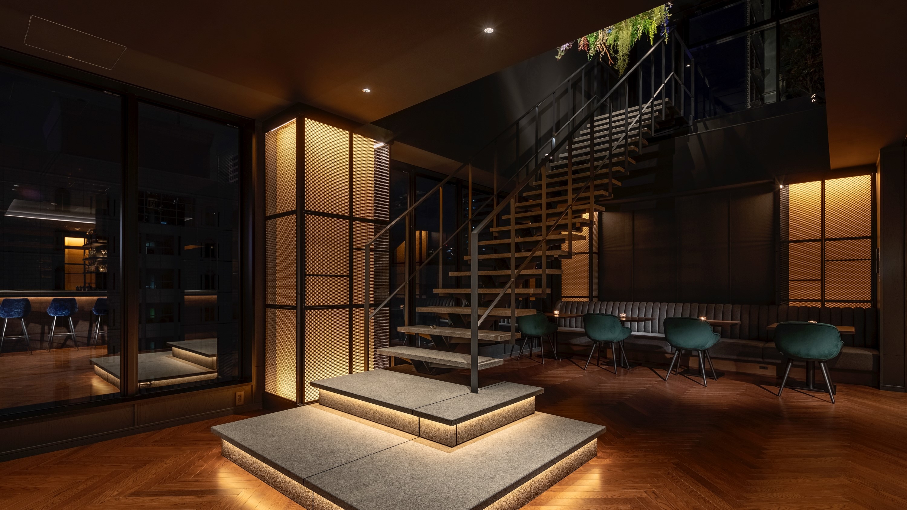 ■ Stairs leading from BAR to rooftop