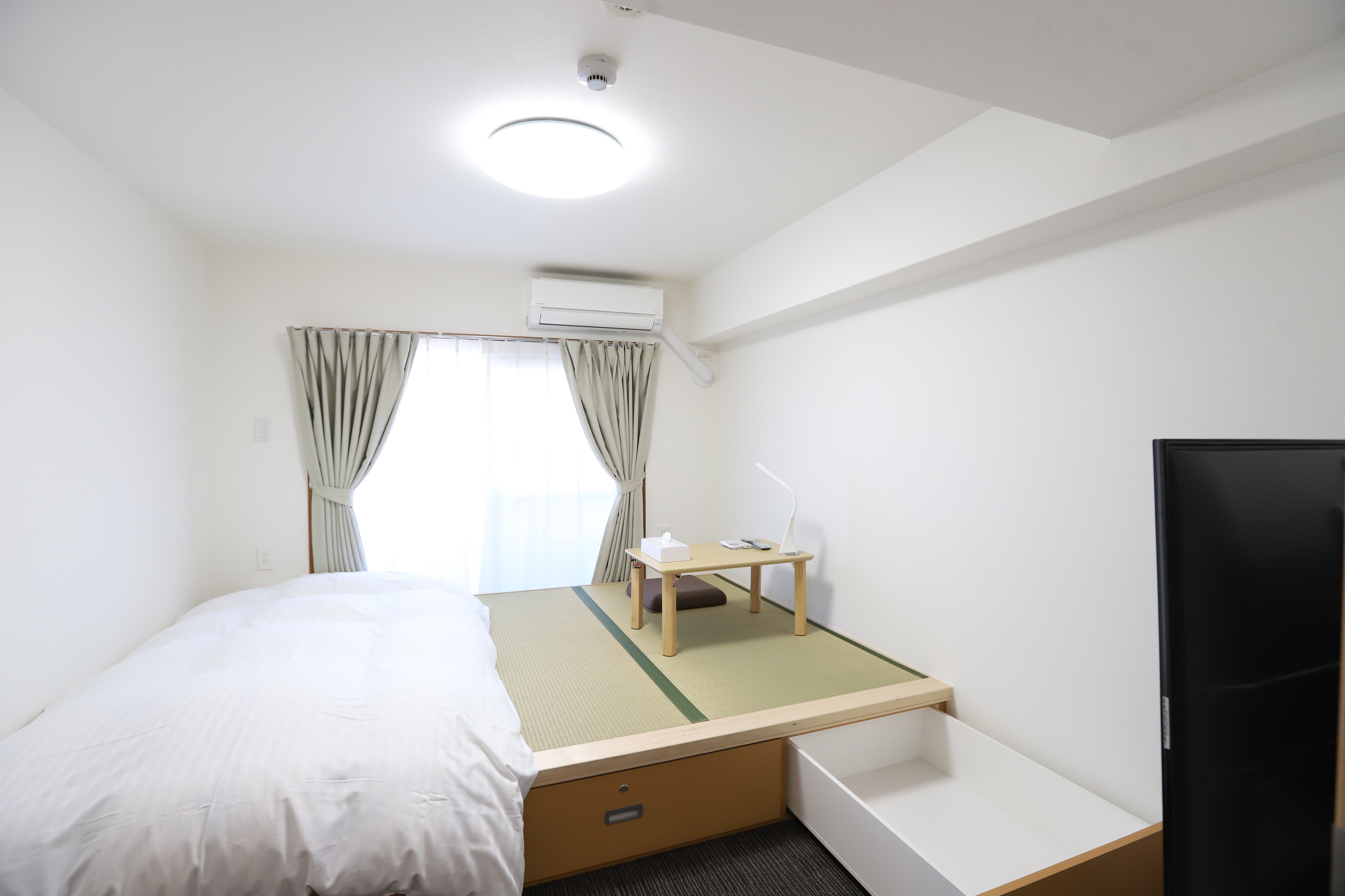 UD Japanese-Western room with raised floor, non-smoking
