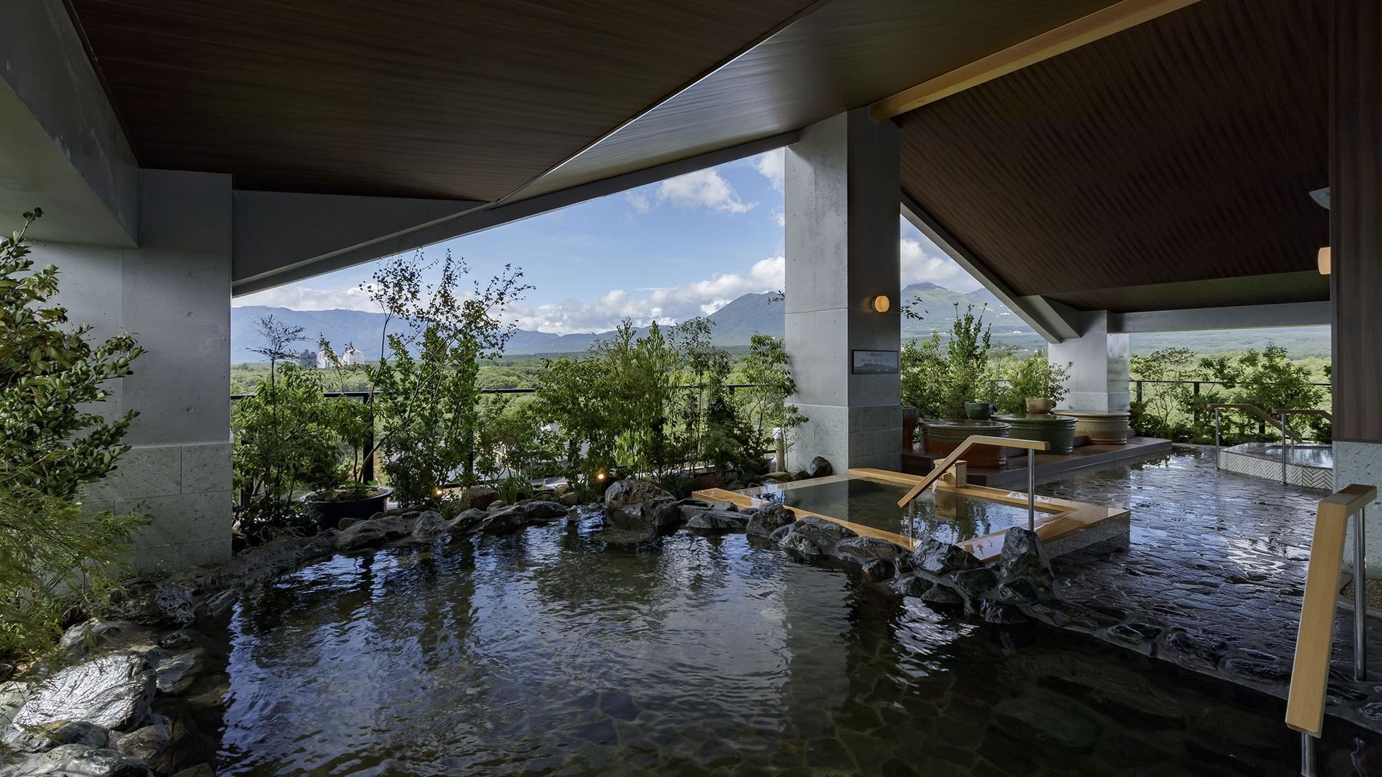 [Top floor open-air bath with a view] An open-air bath that blends in with the nature of Nasu and the scenery