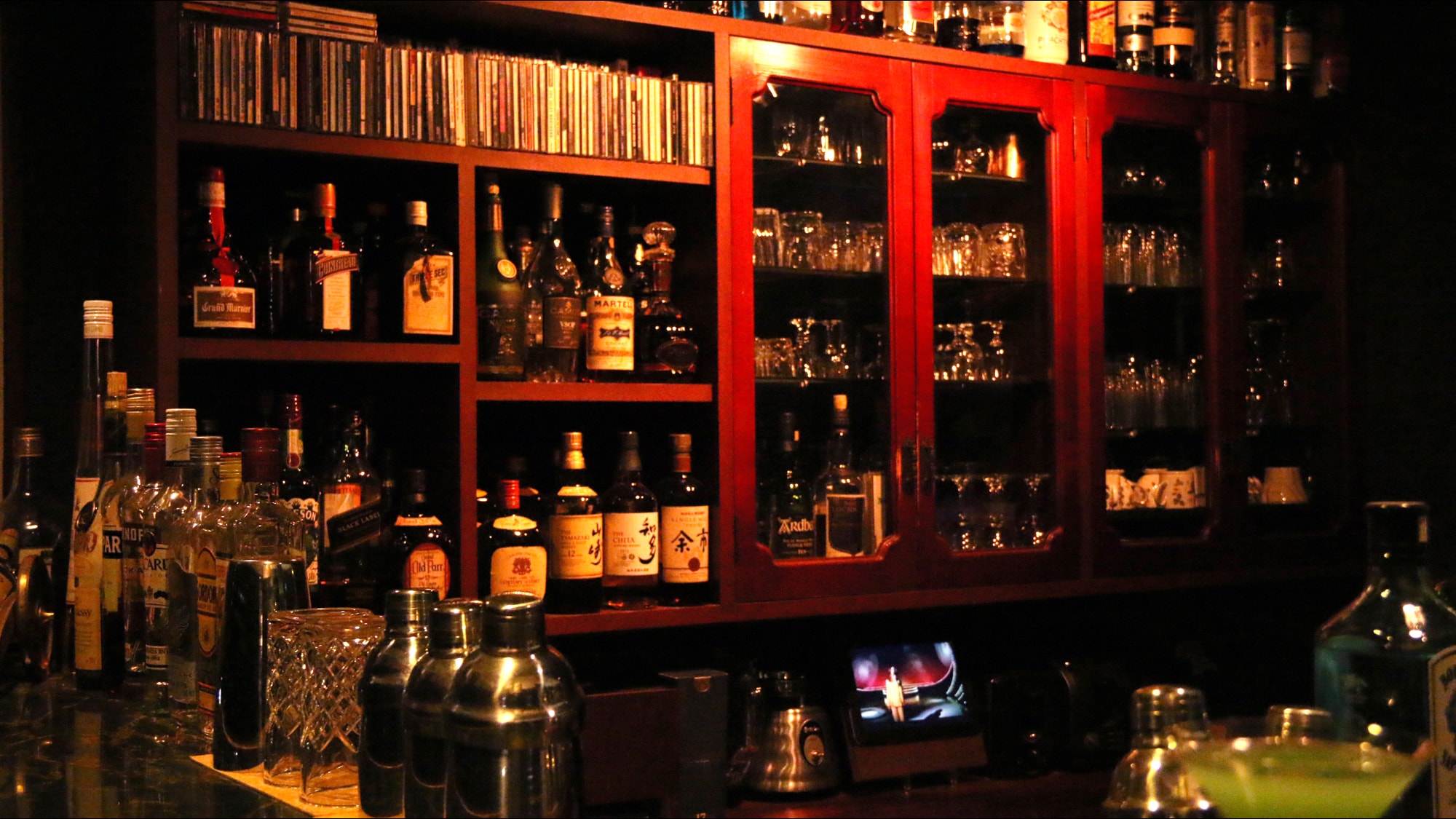 There is a bar where you can enjoy drinks in the restaurant.