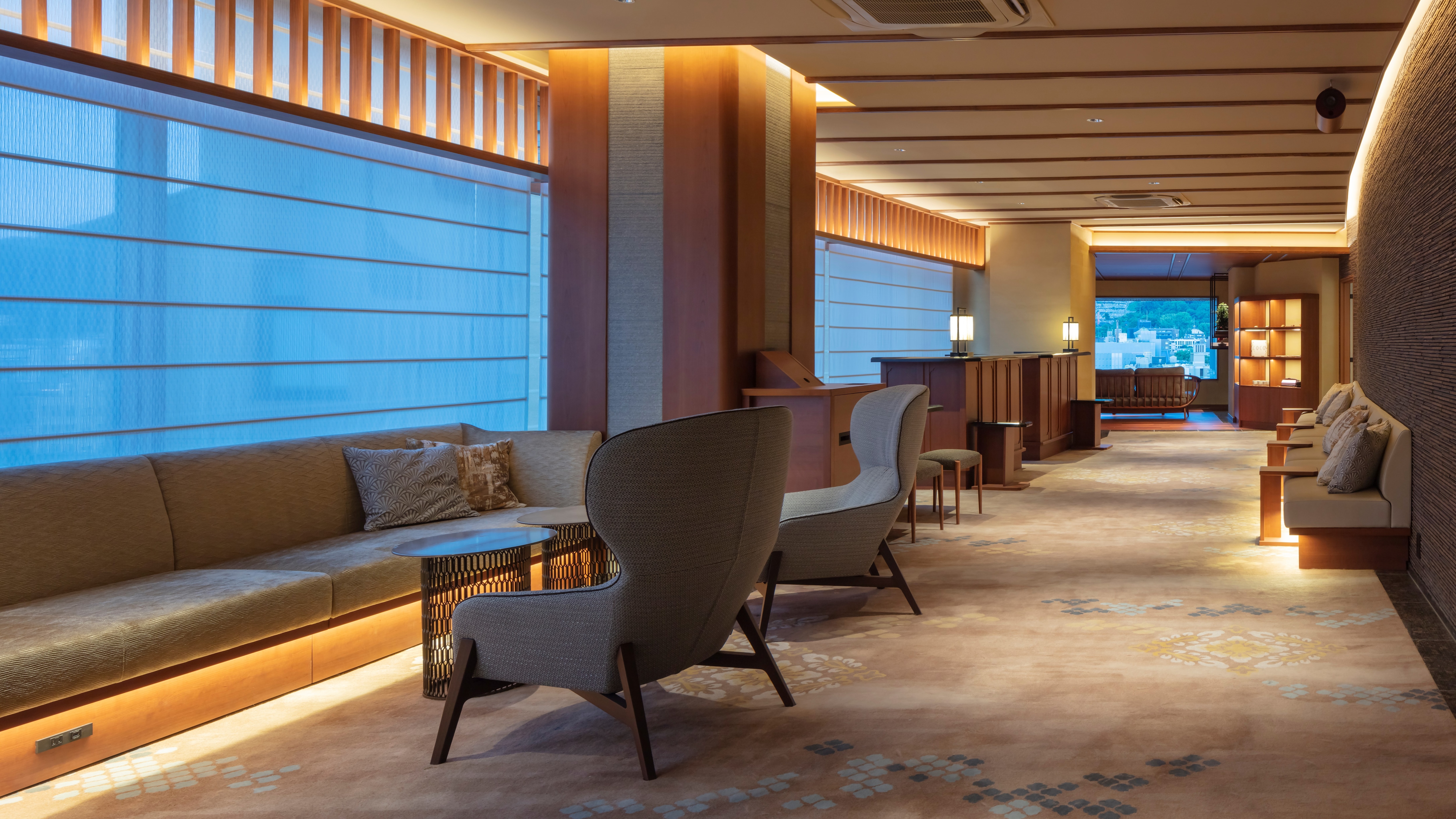 Lobby: A moment to savor the passing of time in Kyoto, the thousand-year capital, at dawn and dusk