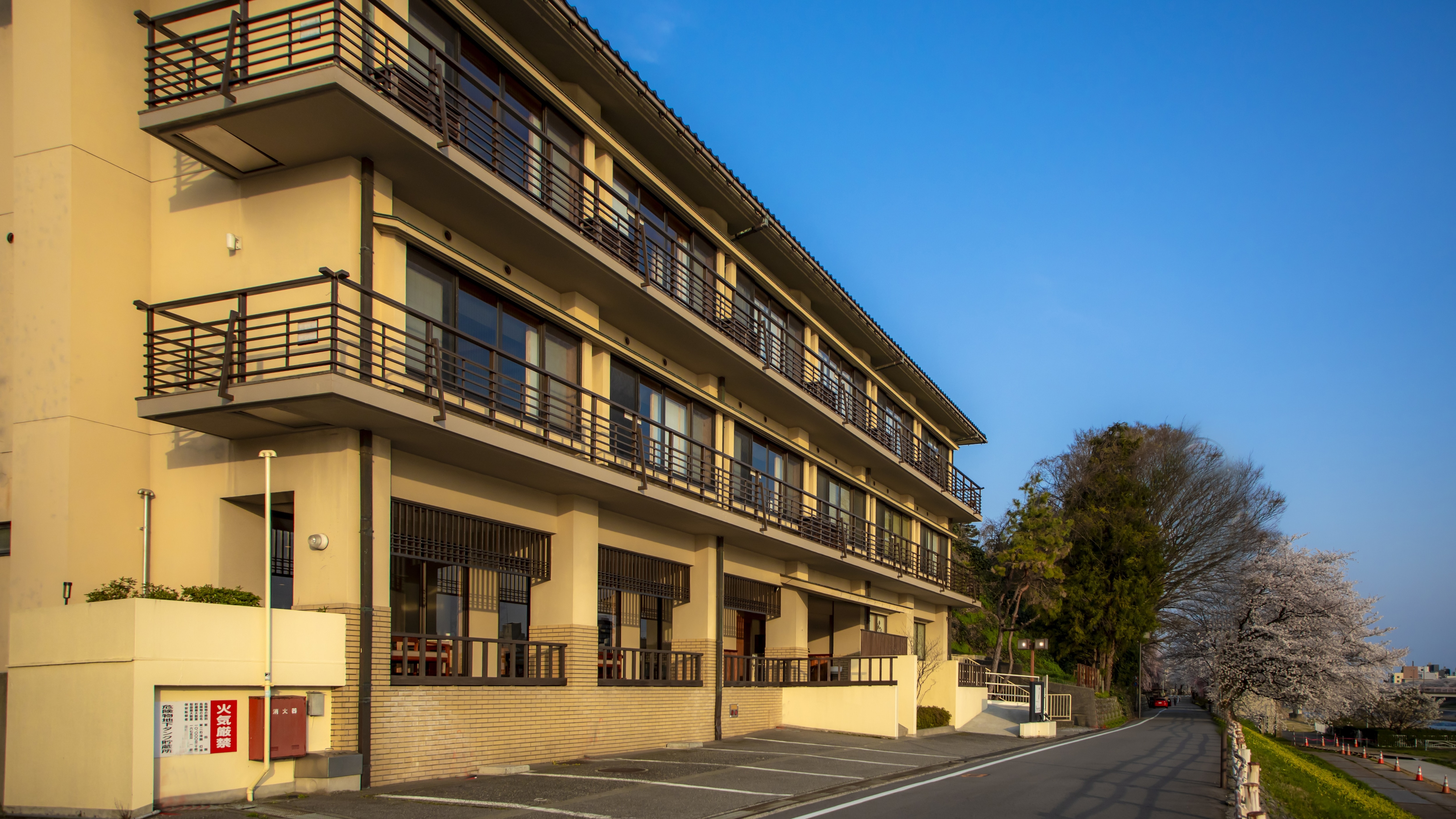 [Exterior] This inn stands on the banks of the Sai River, which flows through the center of Kanazawa. Enjoy the ever-changing scenery.