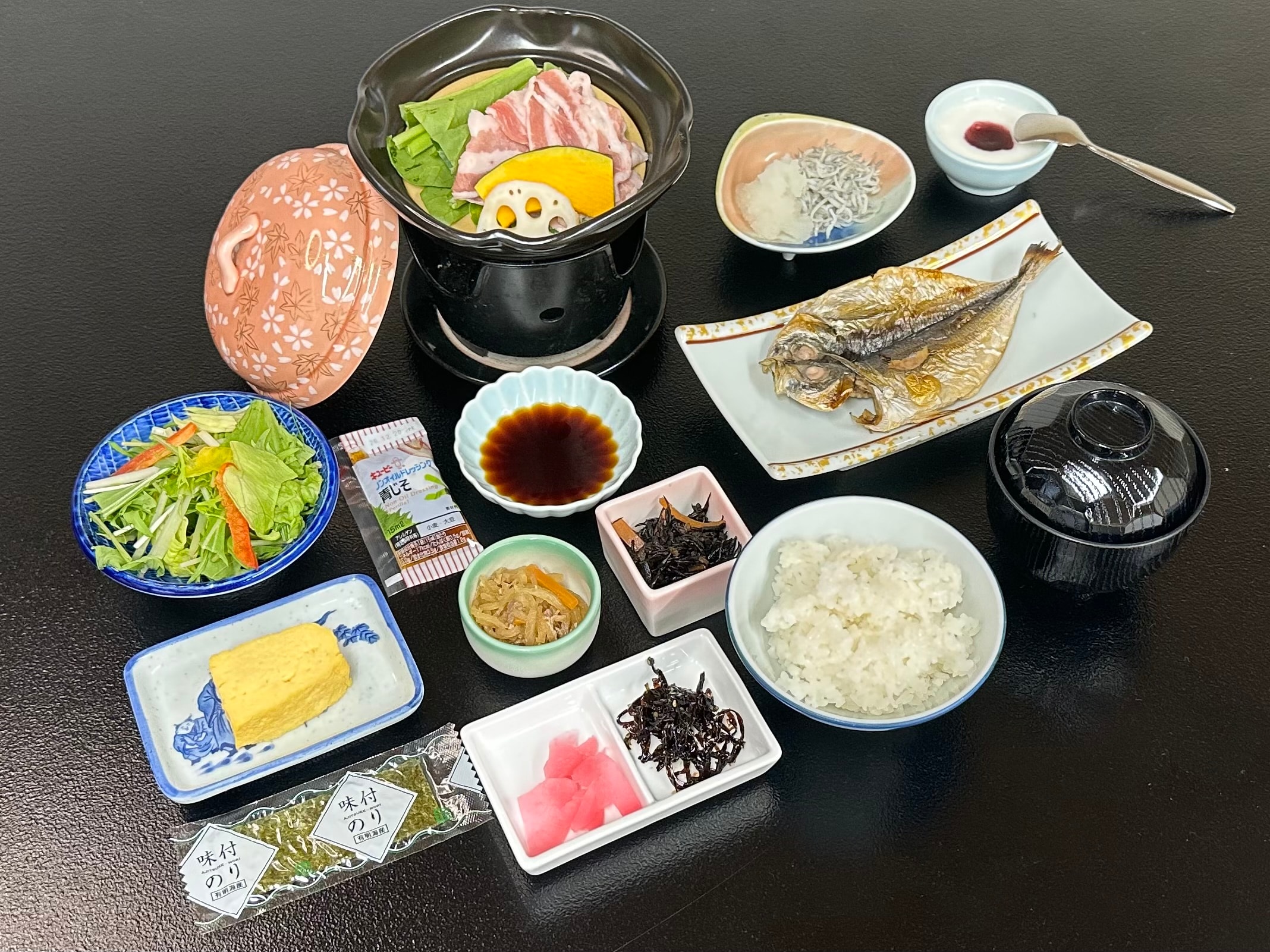 [Breakfast] Tagine-steamed "Yamayuri Pork" from Kanagawa Prefecture & dried horse mackerel