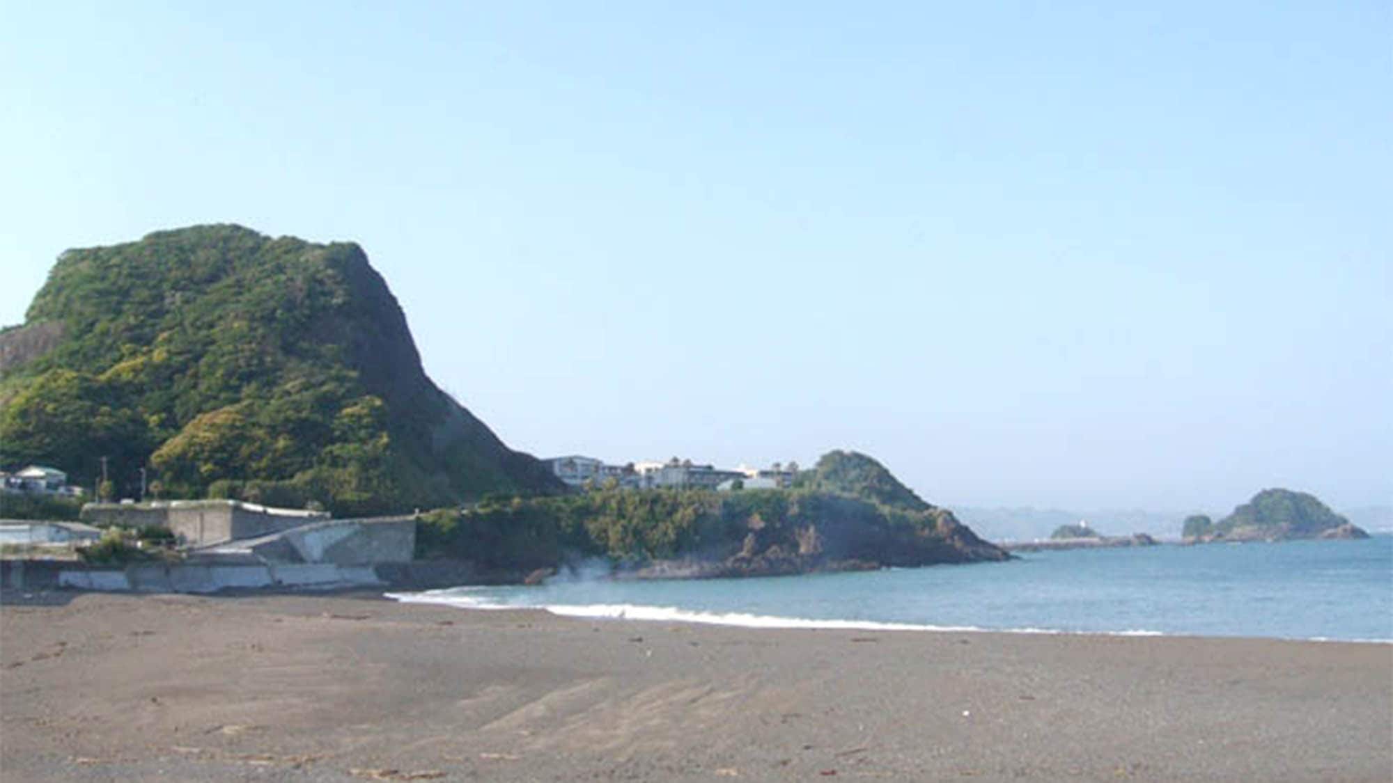 ・The beautiful Kamogawa Futomi Coast stretches out in front of the pension.