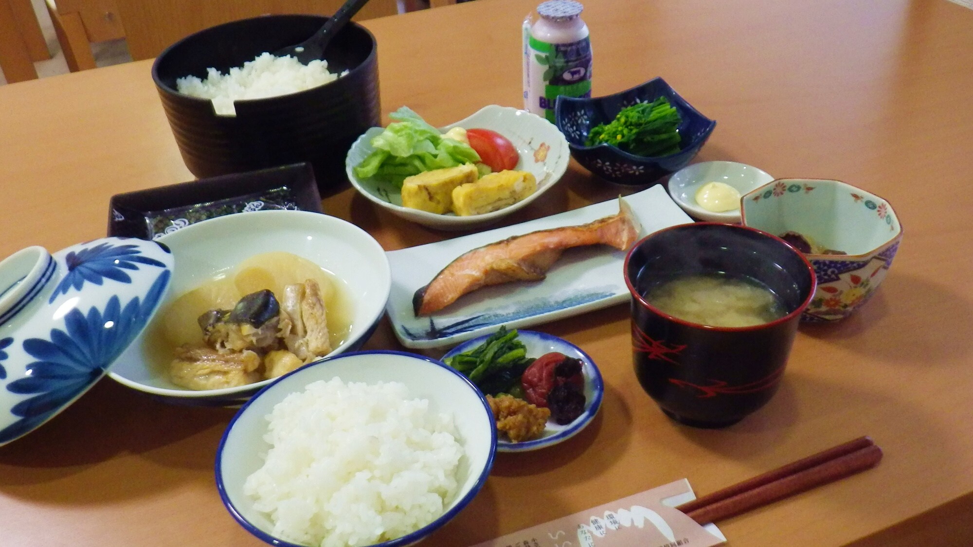 *Breakfast example: A Japanese breakfast with delicious side dishes. The rice is the rare Koshihikari rice grown in Katsuya, Agano City!