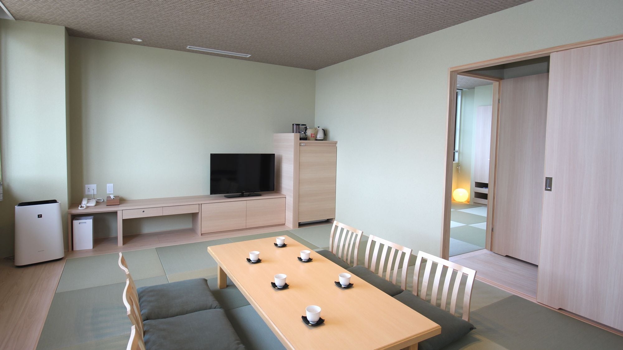 202 Moe Huang 10 tatami mats and 4.5 tatami mats are located between Japanese-style rooms 2 and are comfortable for 3 generations and men's and women's groups.