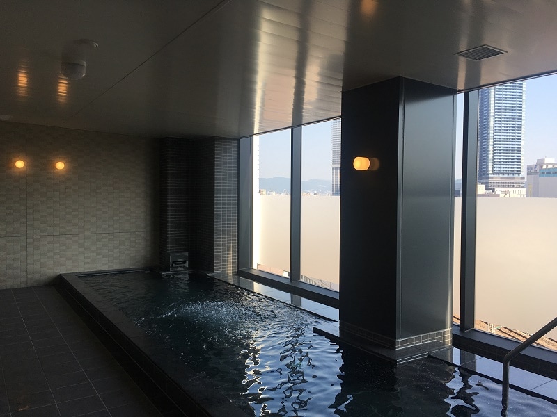【最上階天然温泉展望スパ】広島市内の夜景を一望でき天然温泉　男子風呂からは【広島駅】がご覧出来ます。