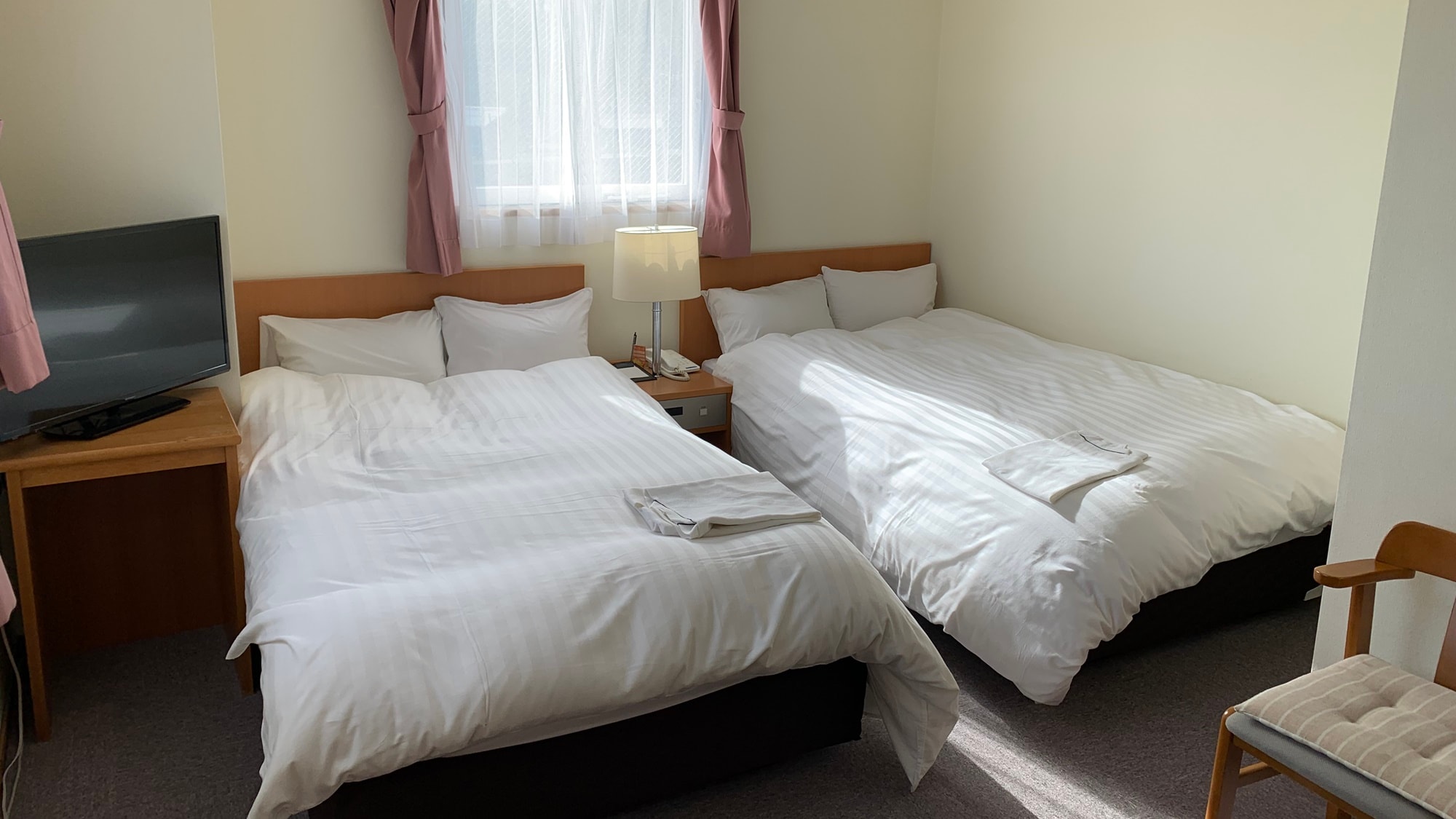 *[Western-style twin] 2 semi-double beds are available for a comfortable sleep. Recommended for couples, couples, parents and children traveling together