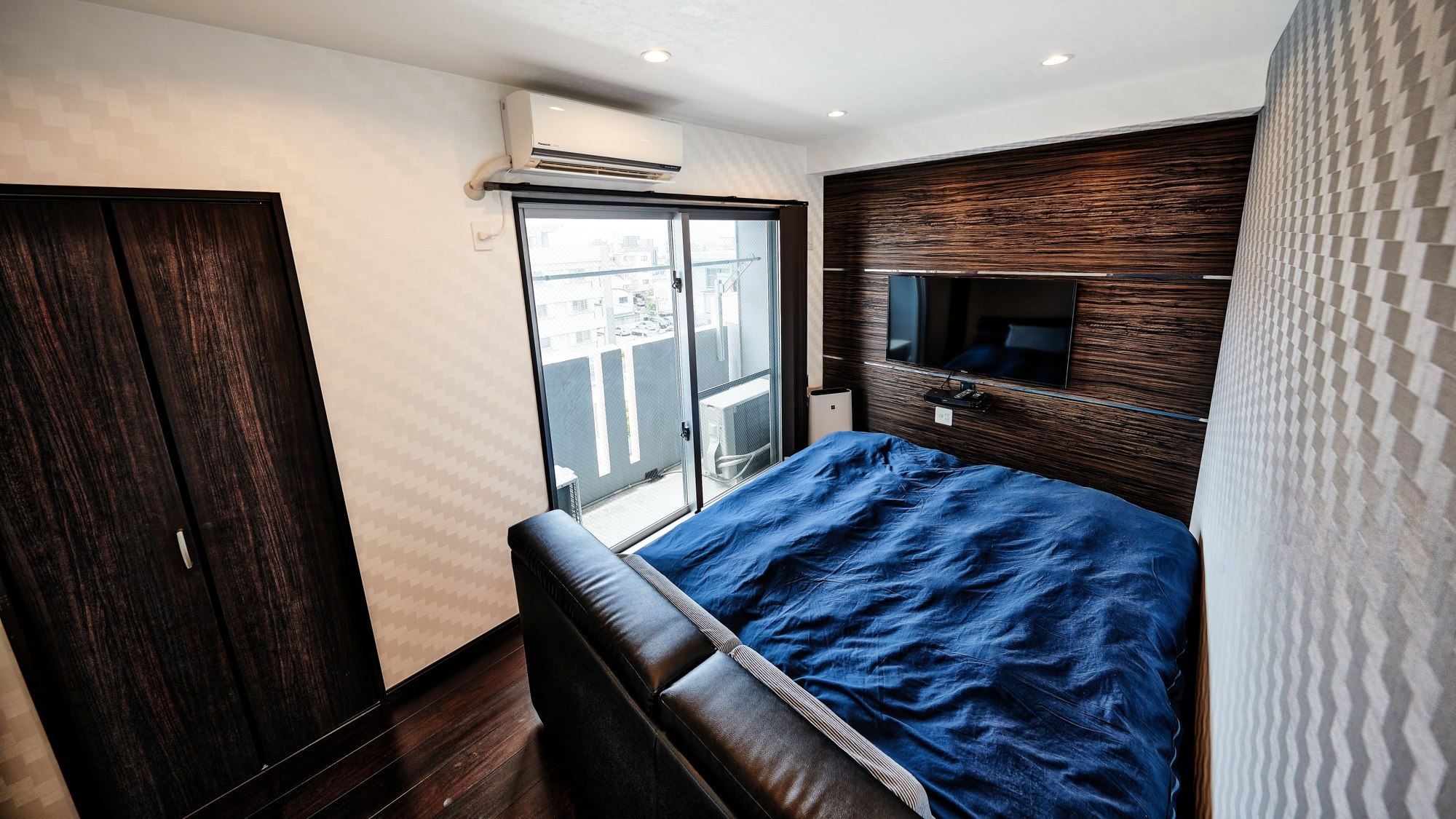 [Deluxe Suite] The main bedroom is king size for a comfortable sleep. In addition, a TV and an air purifier are permanently installed.