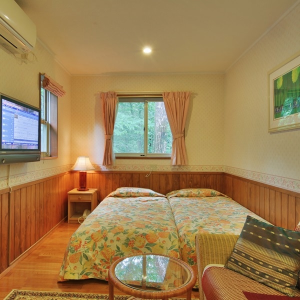 [208/Kamar Standar] Bak mandi kaki cakar dilengkapi dengan bak mandi teras terbuka pribadi♪ Memiliki pemandangan hutan yang indah.