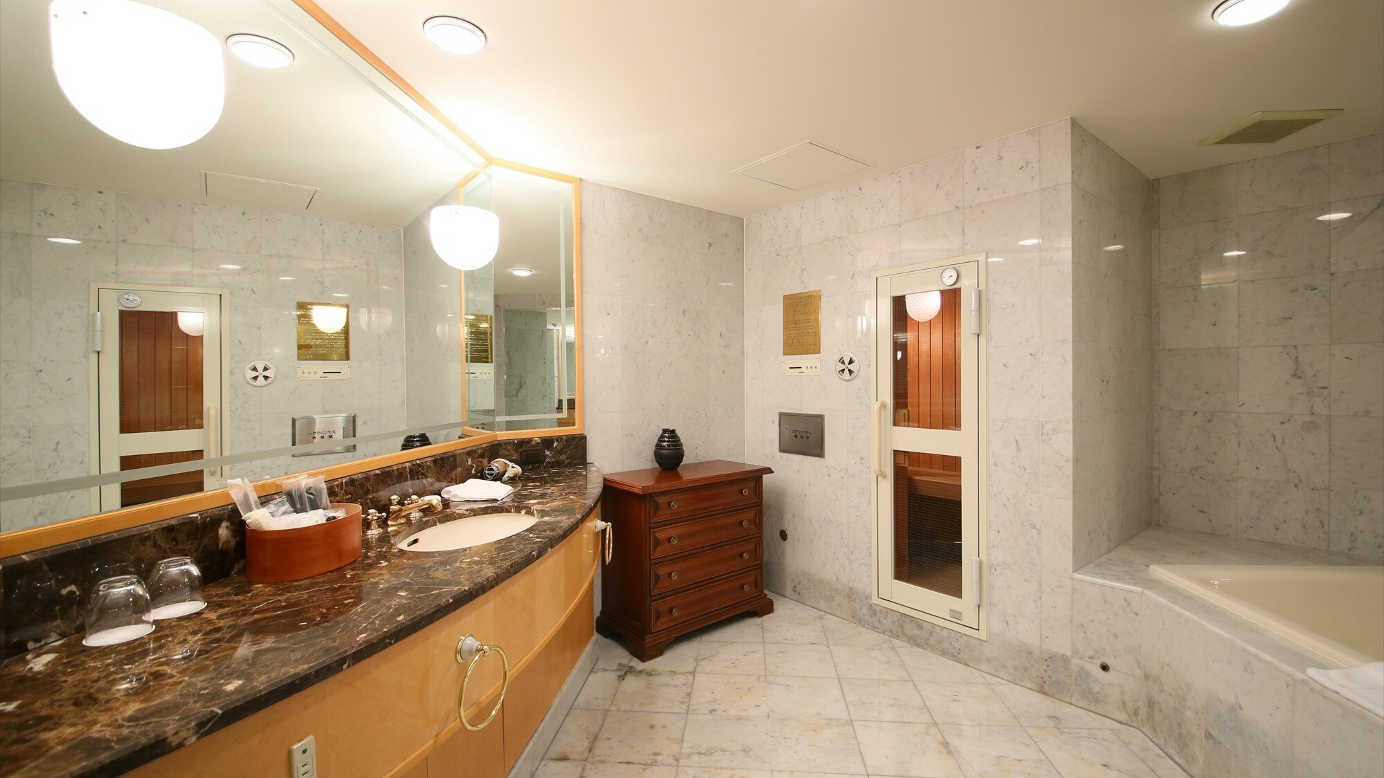 ◆Superior Suite｜A room with a large bathroom and a private sauna.