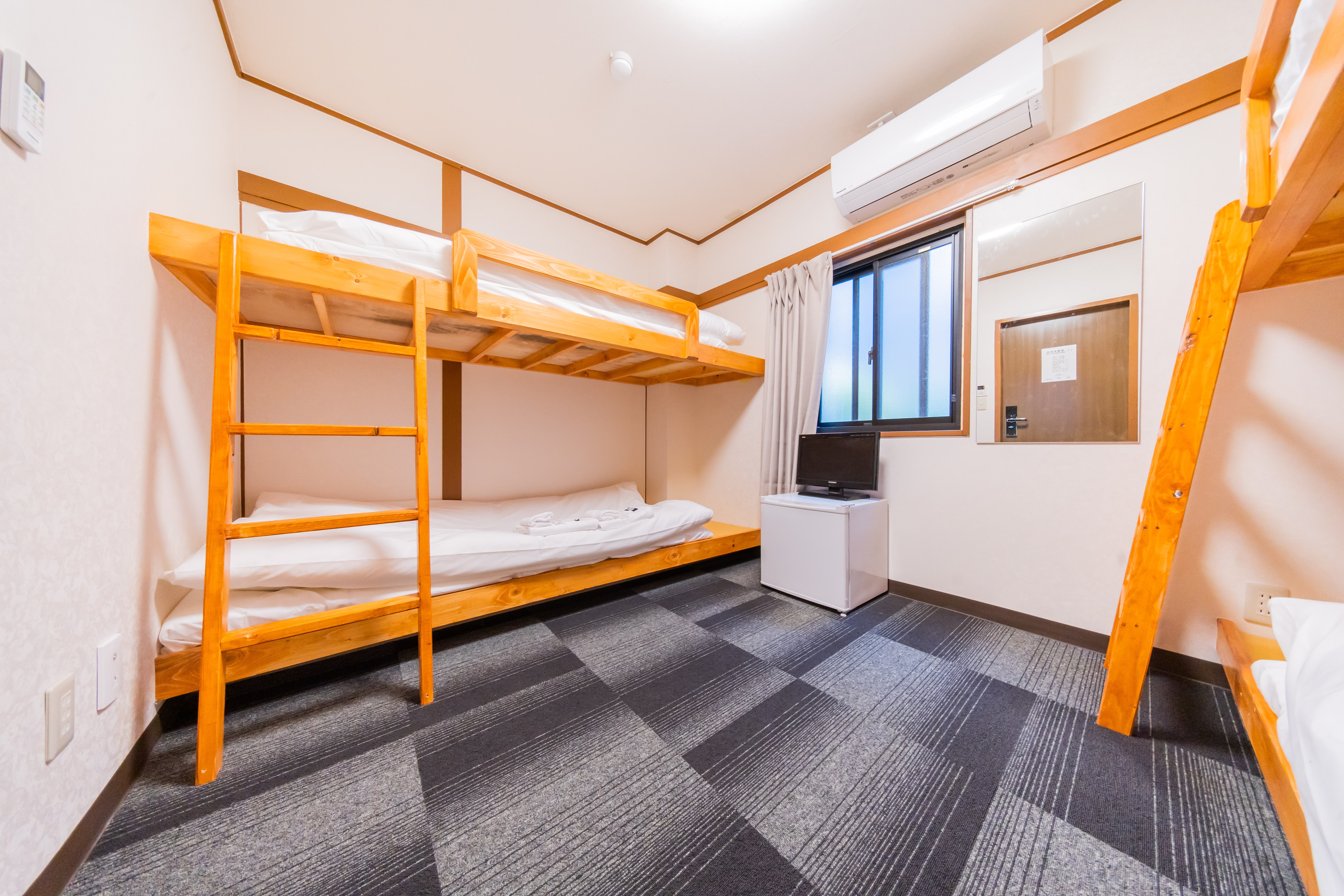 [2 bunk beds/shared shower/toilet] For 1-4 people