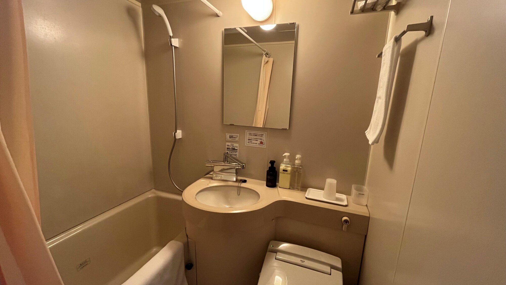 Guest room unit bath