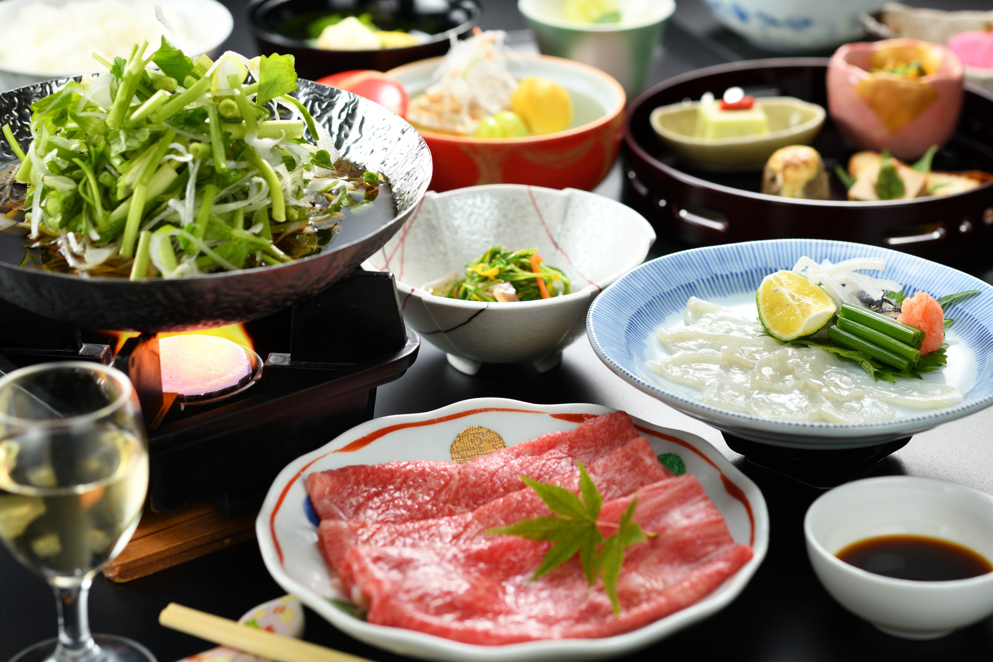 Hidangan musim dingin berupa sashimi fugu yang lezat dan hotpot daging sapi Yamagata serta peterseli Yamagata
