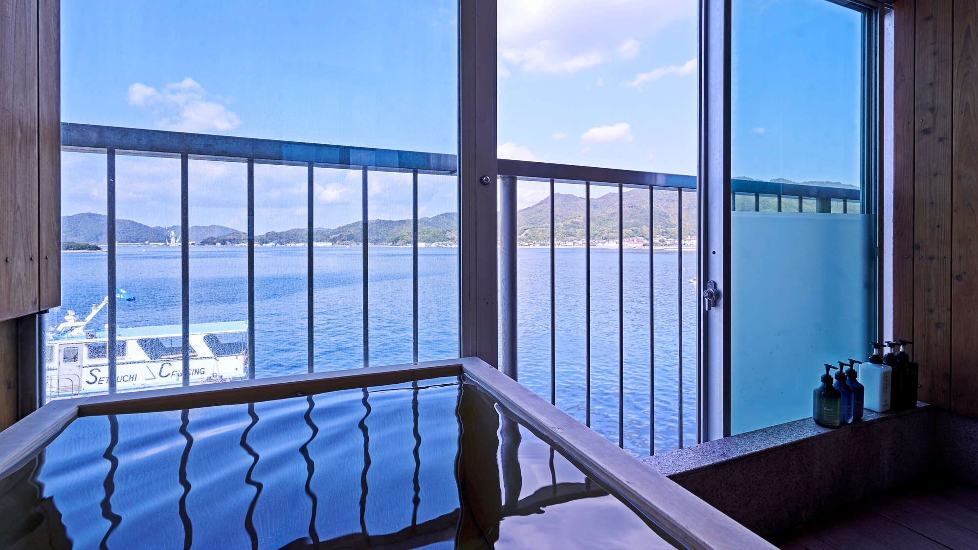 *[Room] Guest room with semi-open-air bath