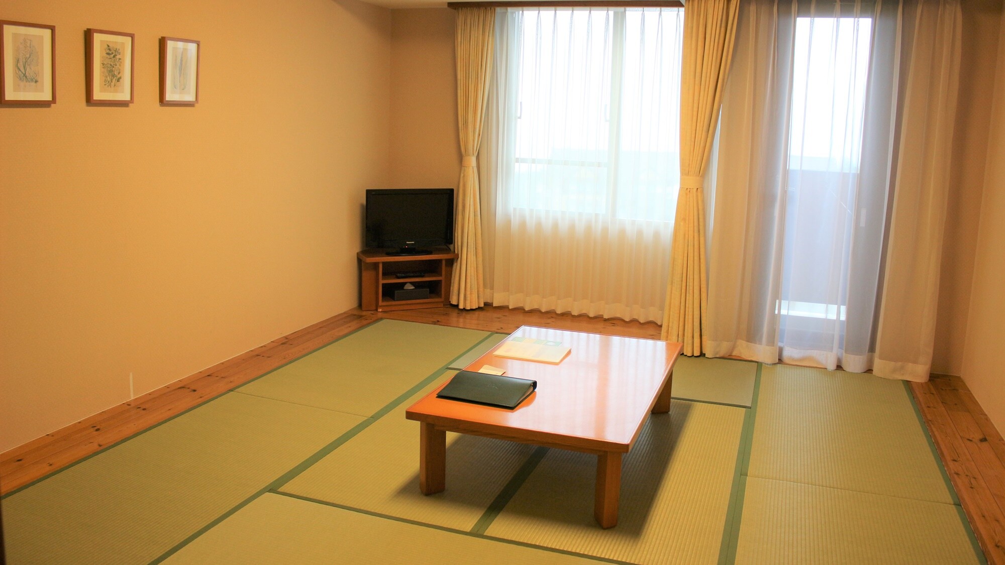 A compact Japanese-style room where you can take off your shoes and relax. (Capacity for 4 people)