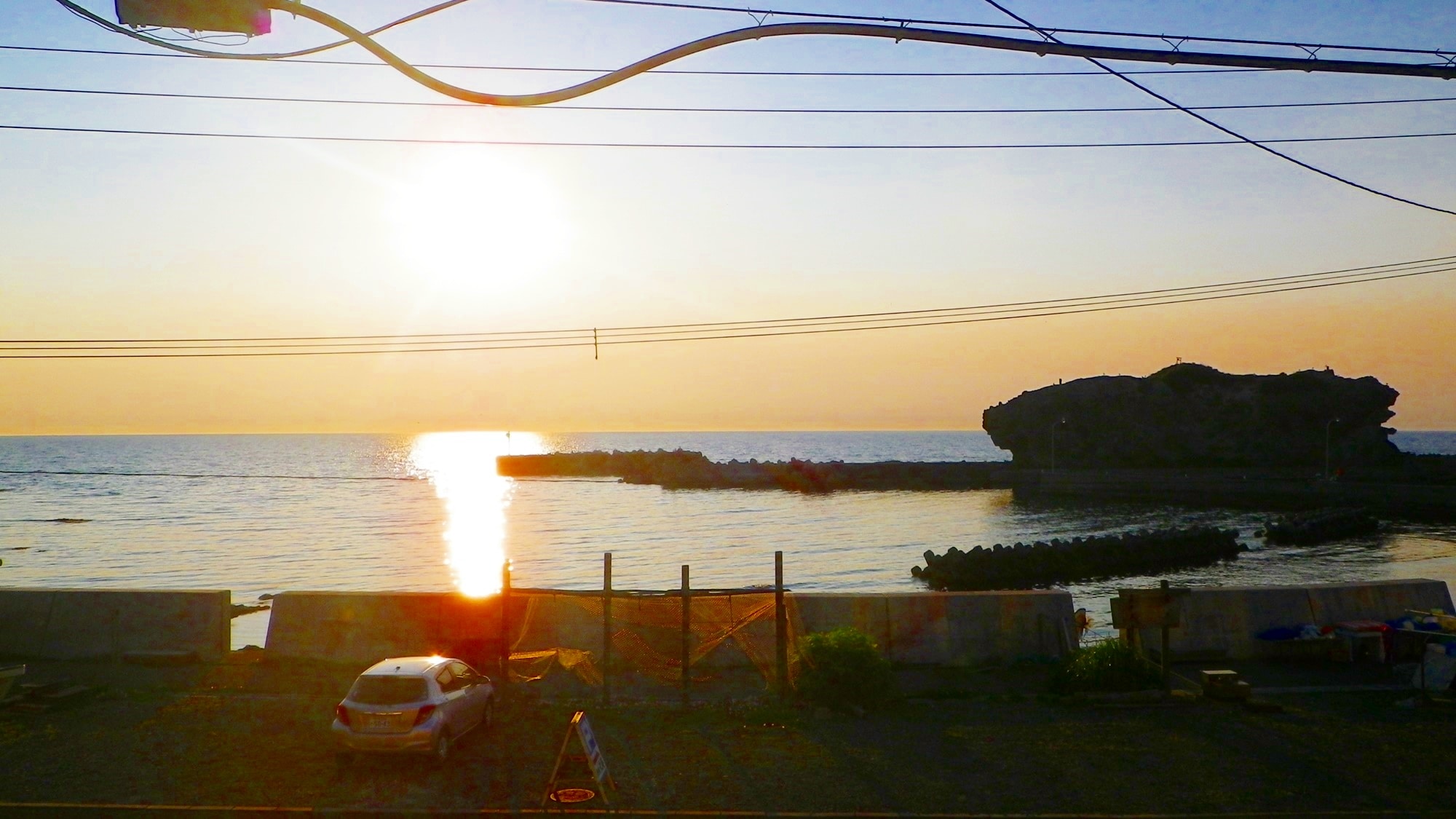 * [Sunset seen from the room] Enjoy the spectacular view of the setting sun over the sea.