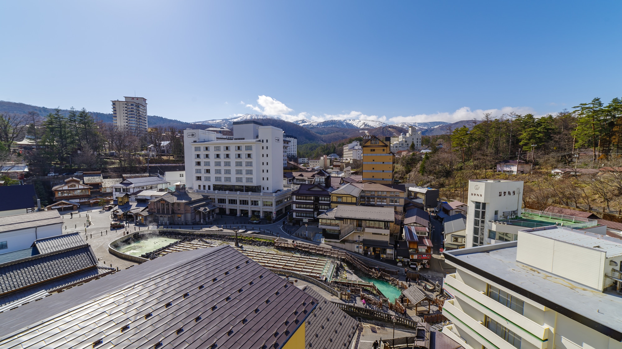 Guest room overlooking Kusatsu's famous Yubatake * Only the guest room on the Yubatake side