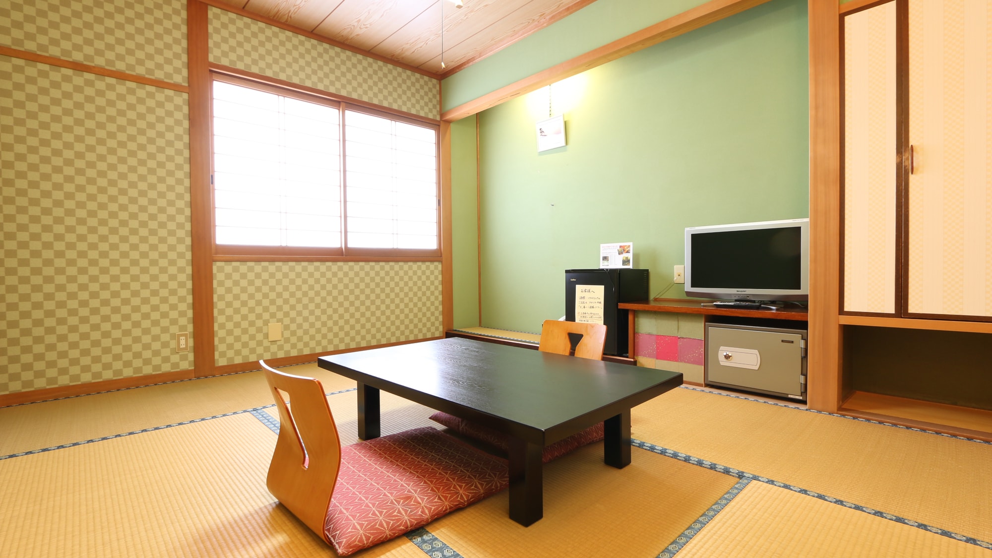 Hospitality room (6 tatami mats) fully equipped with air conditioning and heating, and internet connection available within the building.
