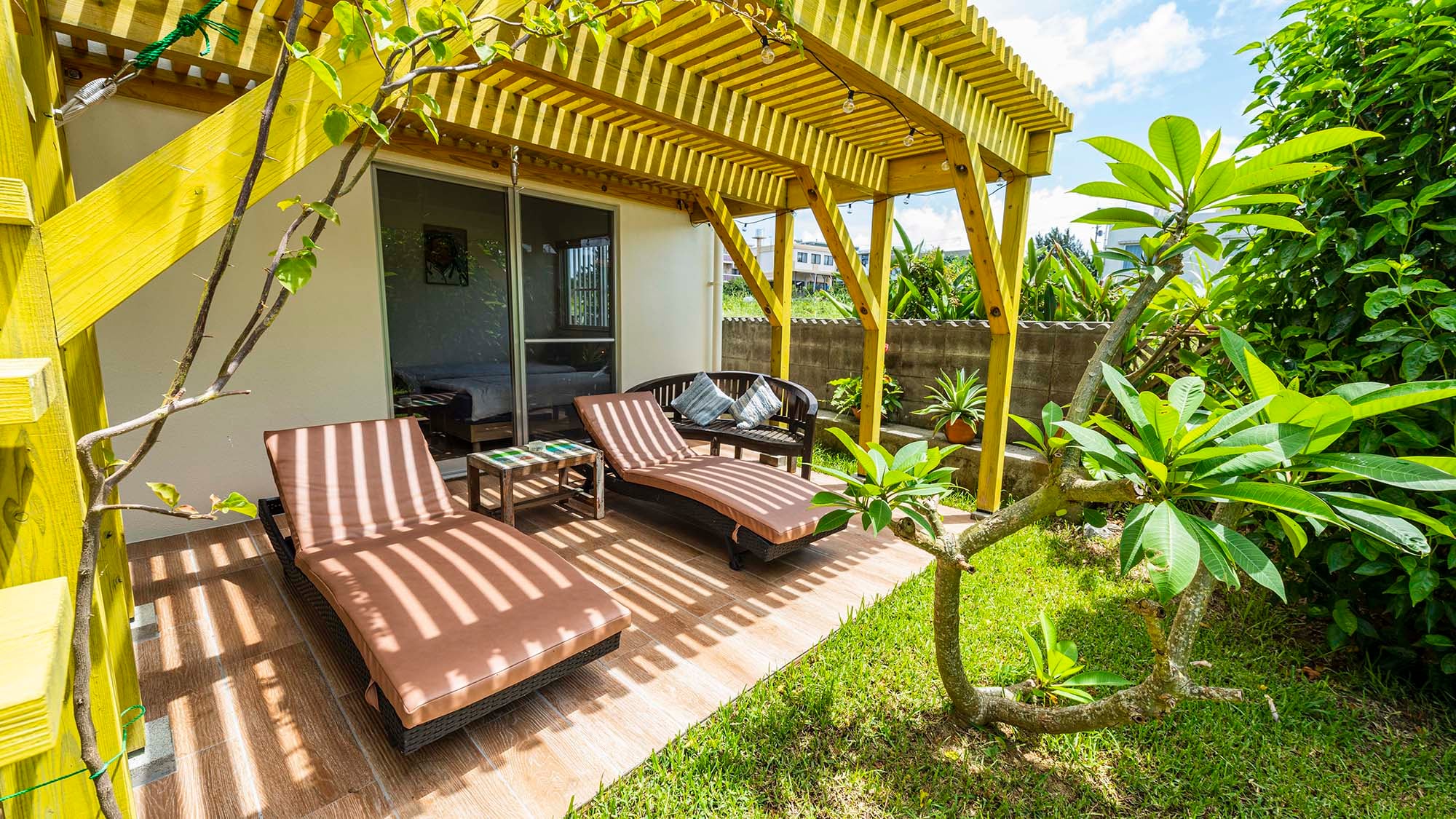 ・[Garden] There are rattan sofas, reclining chairs, and hammocks in the garden that you are free to use.