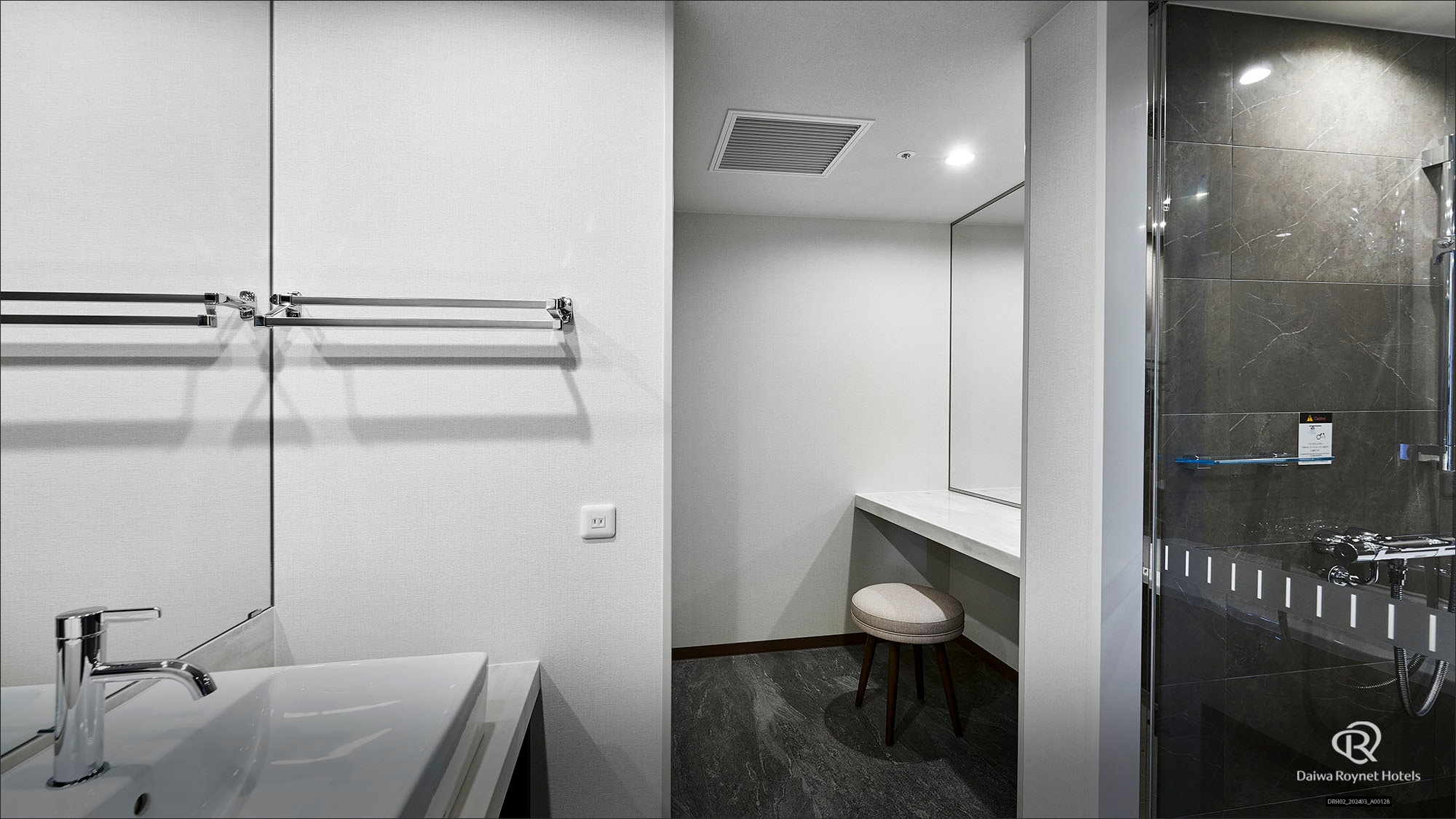 Bathroom (Junior Suite)