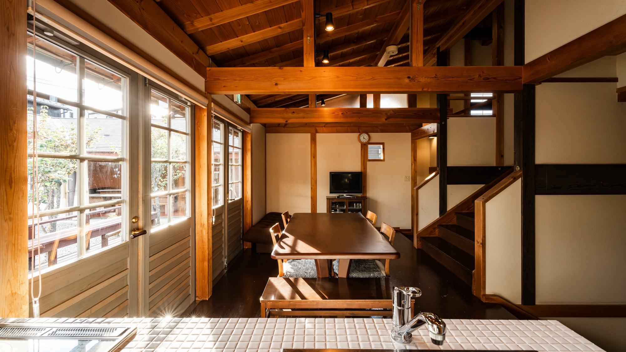 Go no Kura: Kitchen/Dining: You can see the people cooking.