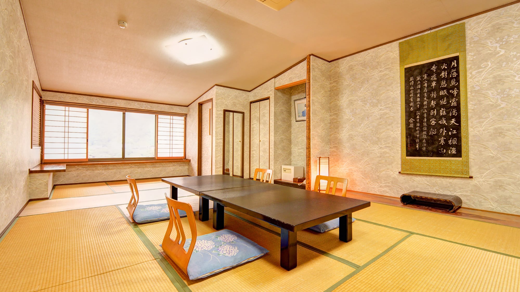 *[Japanese-style room with 16 tatami mats (example of a guest room)] Perfect for traveling in groups or with a large family. Enjoy a fun trip with a large number of people.