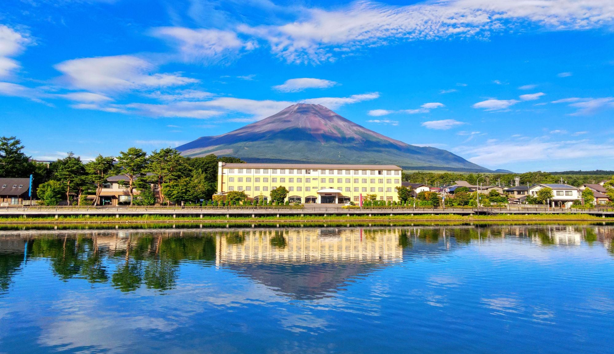[All rooms have a view of Mt. Fuji or Lake Yamanaka] You can choose the view from the window according to your preference.
